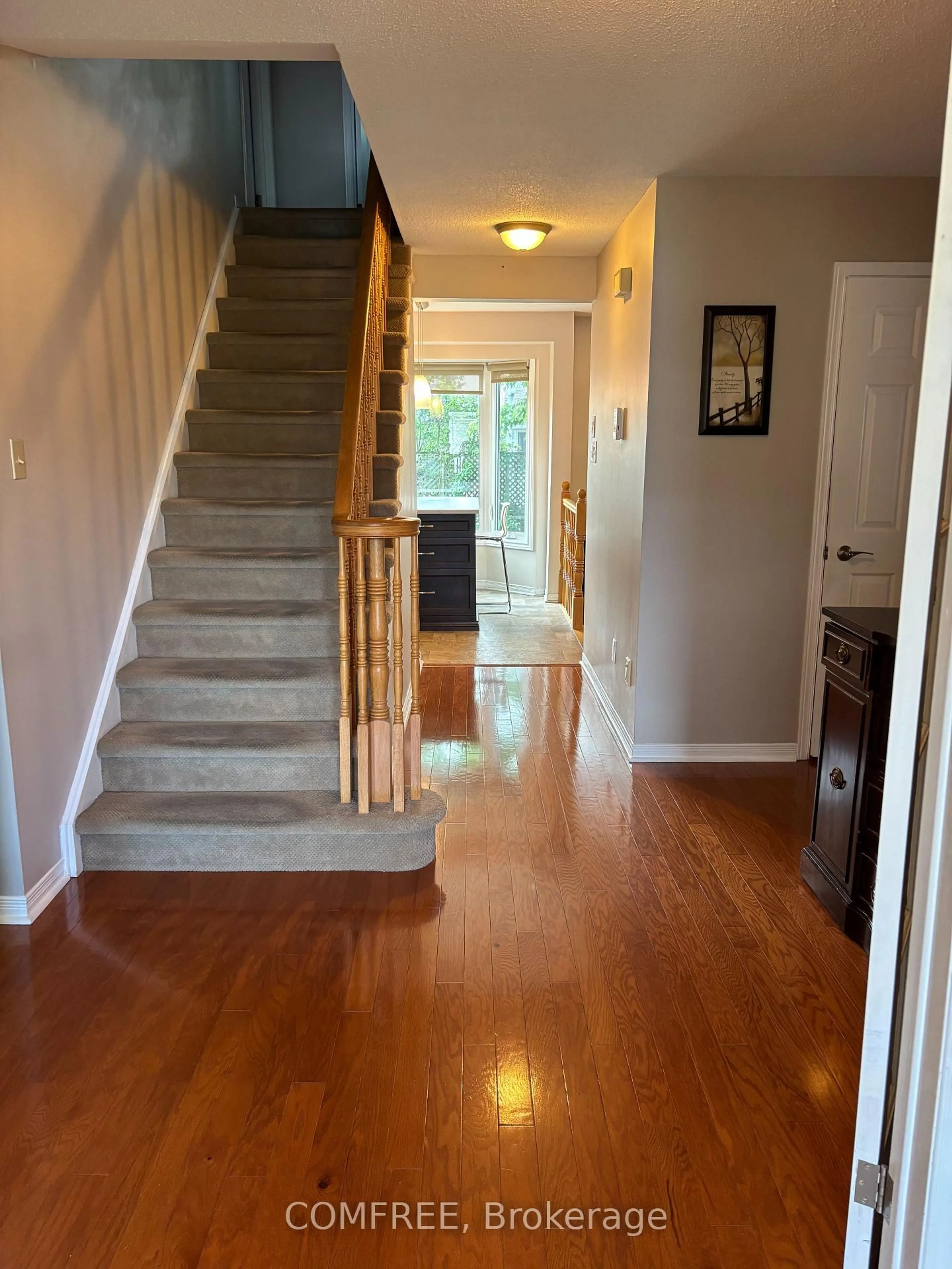 Indoor entryway for 52 Speers Cres, Kanata Ontario K2M 1W2
