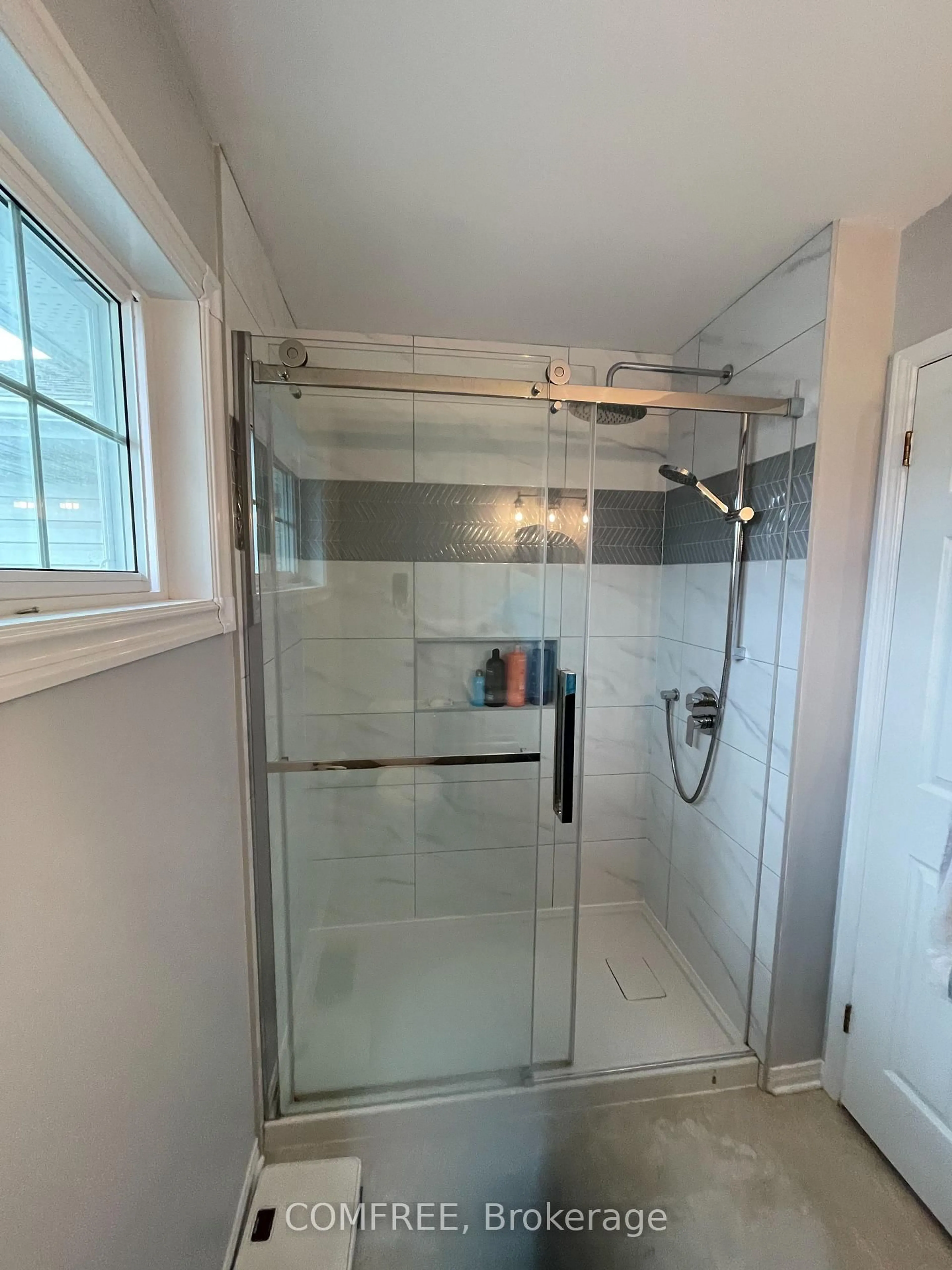 Contemporary bathroom, ceramic/tile floor for 52 Speers Cres, Kanata Ontario K2M 1W2