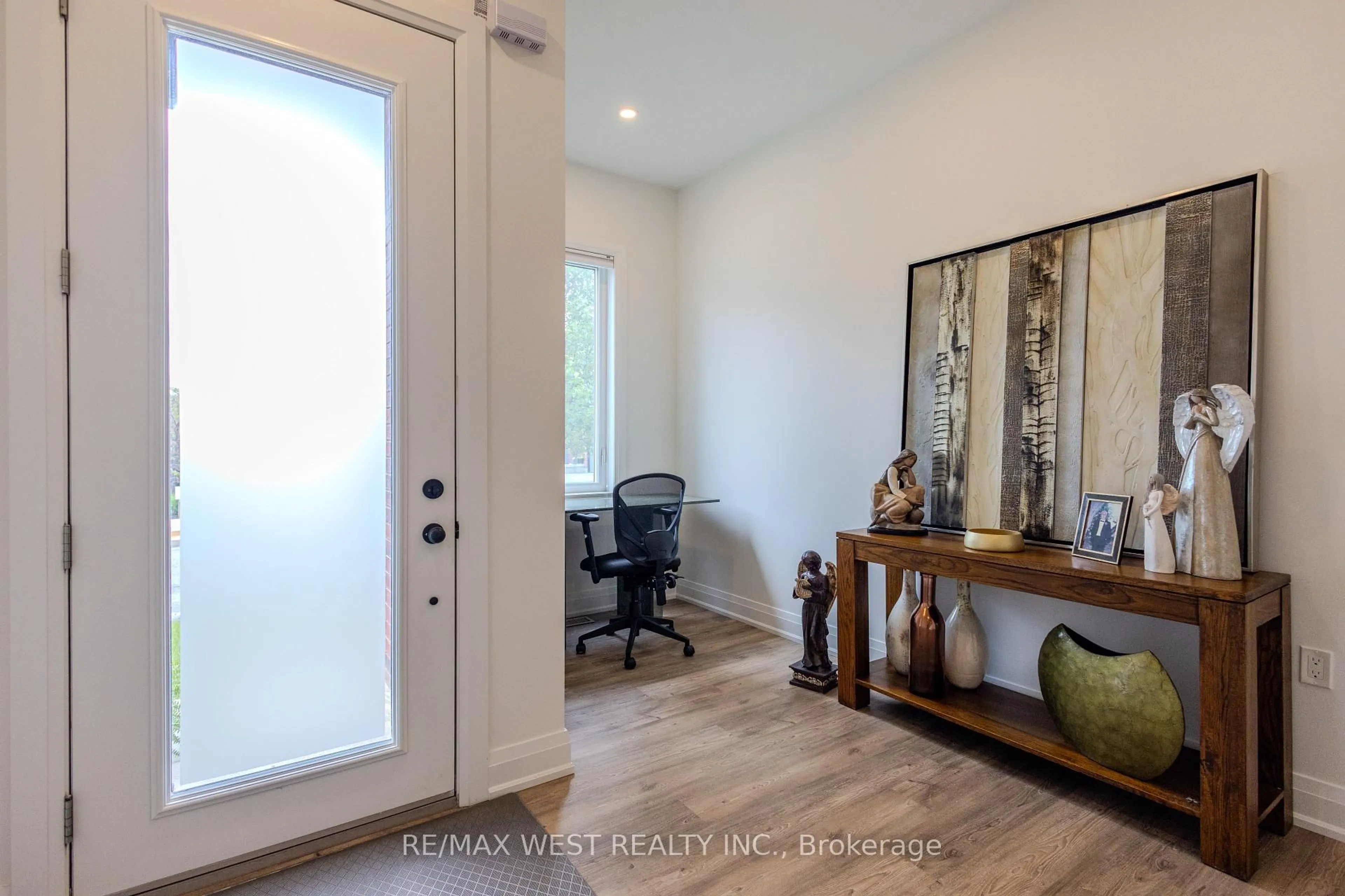 Indoor entryway for 1465 Station St, Pelham Ontario L0S 1E3