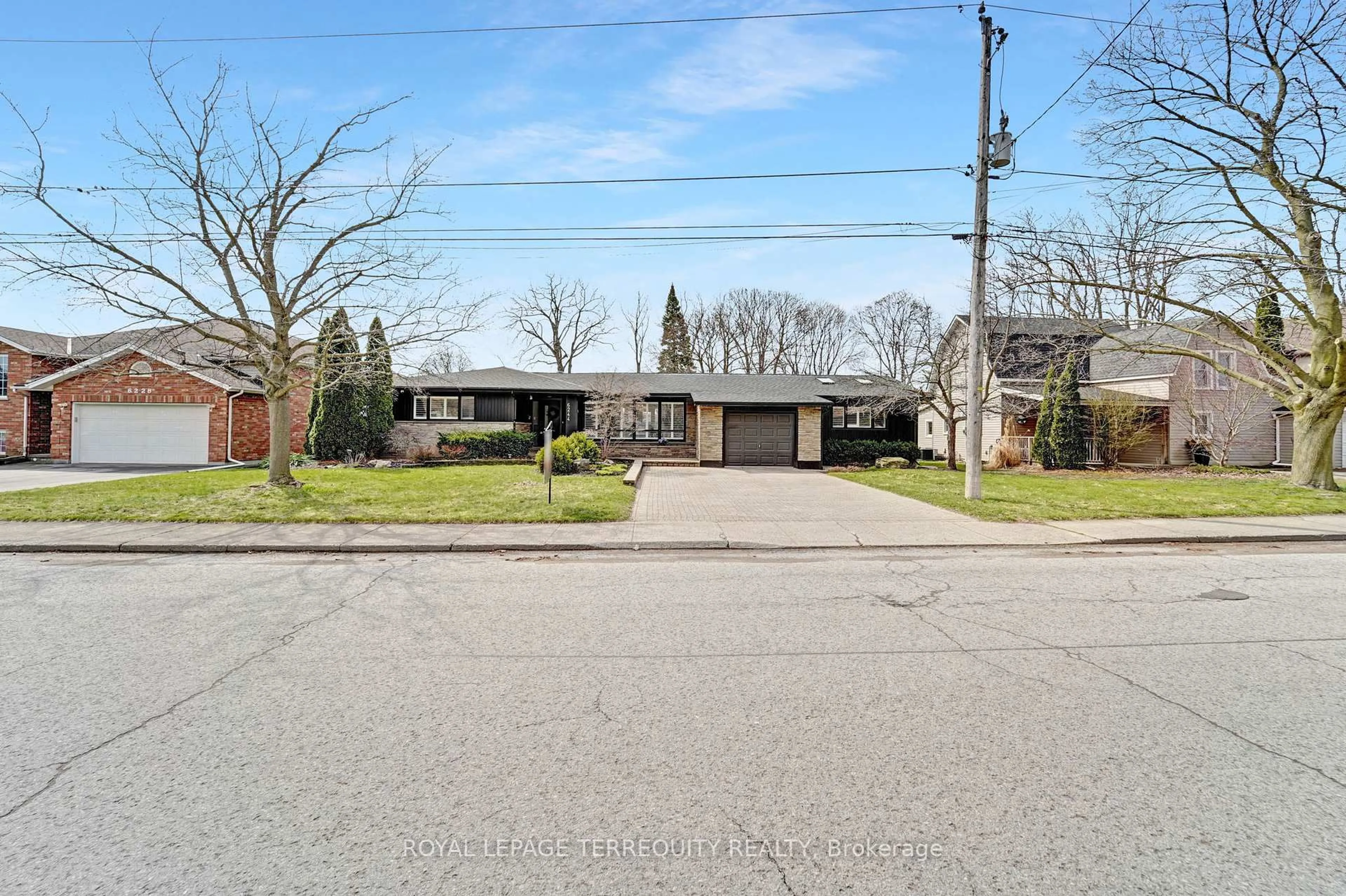 A pic from outside/outdoor area/front of a property/back of a property/a pic from drone, street for 6244 Russell St, Niagara Falls Ontario L2J 1P1