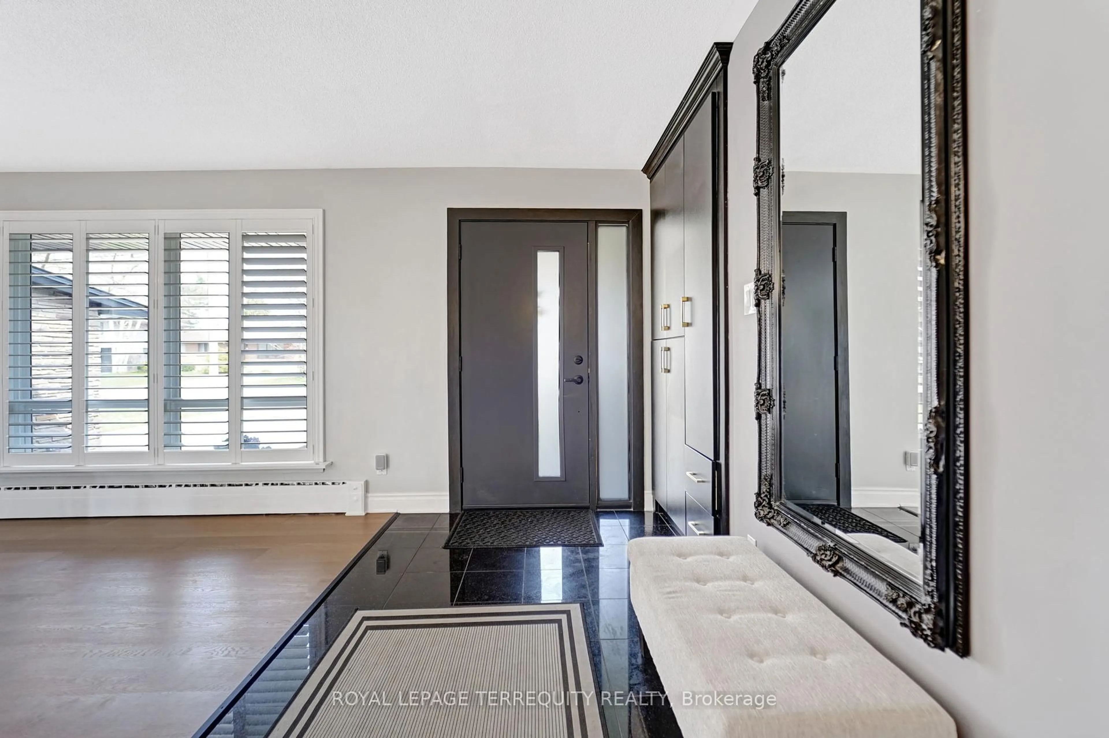 Indoor entryway for 6244 Russell St, Niagara Falls Ontario L2J 1P1