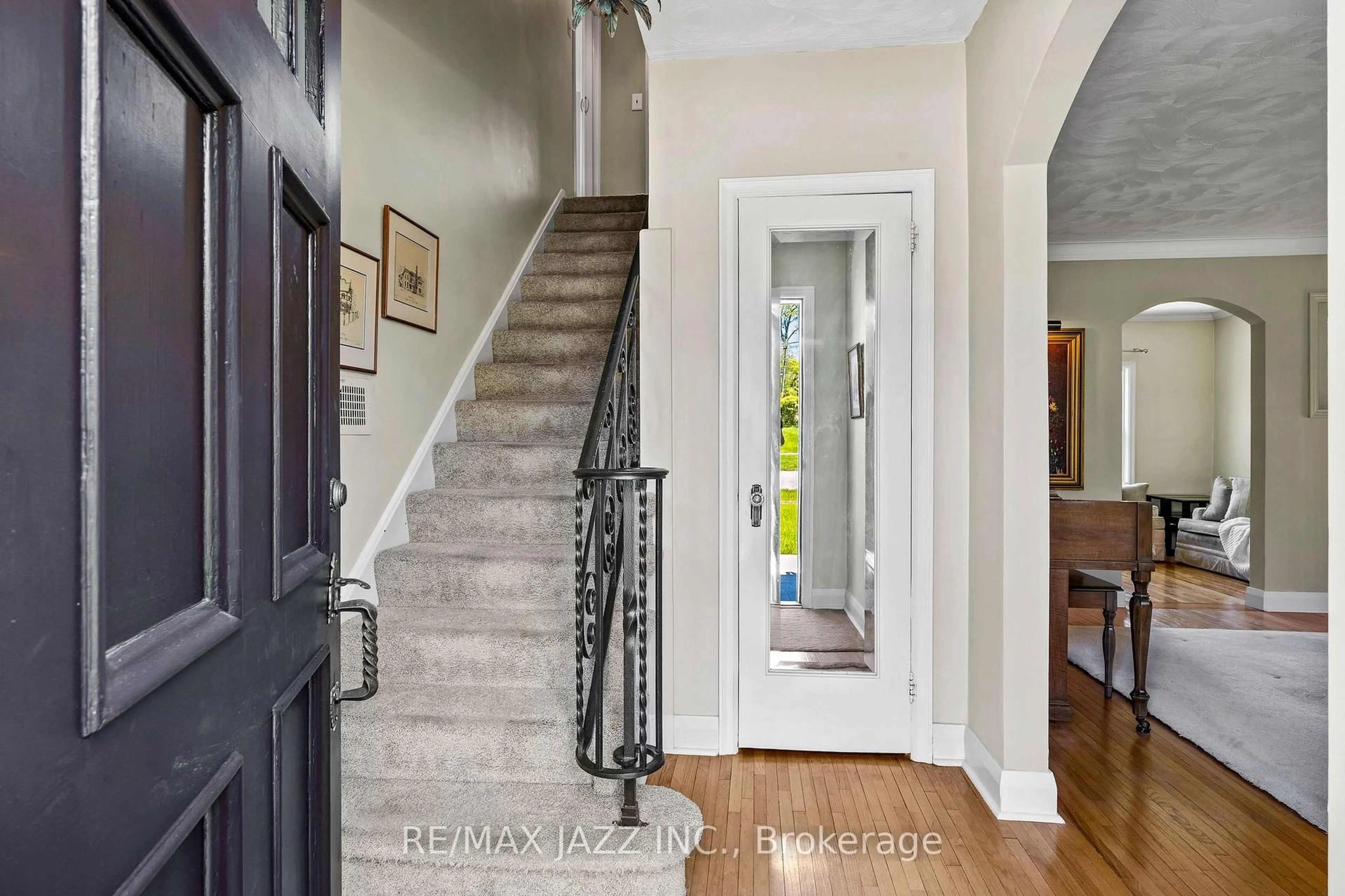 Indoor entryway for 476 Gordon Ave, Peterborough Central Ontario K9J 6G8