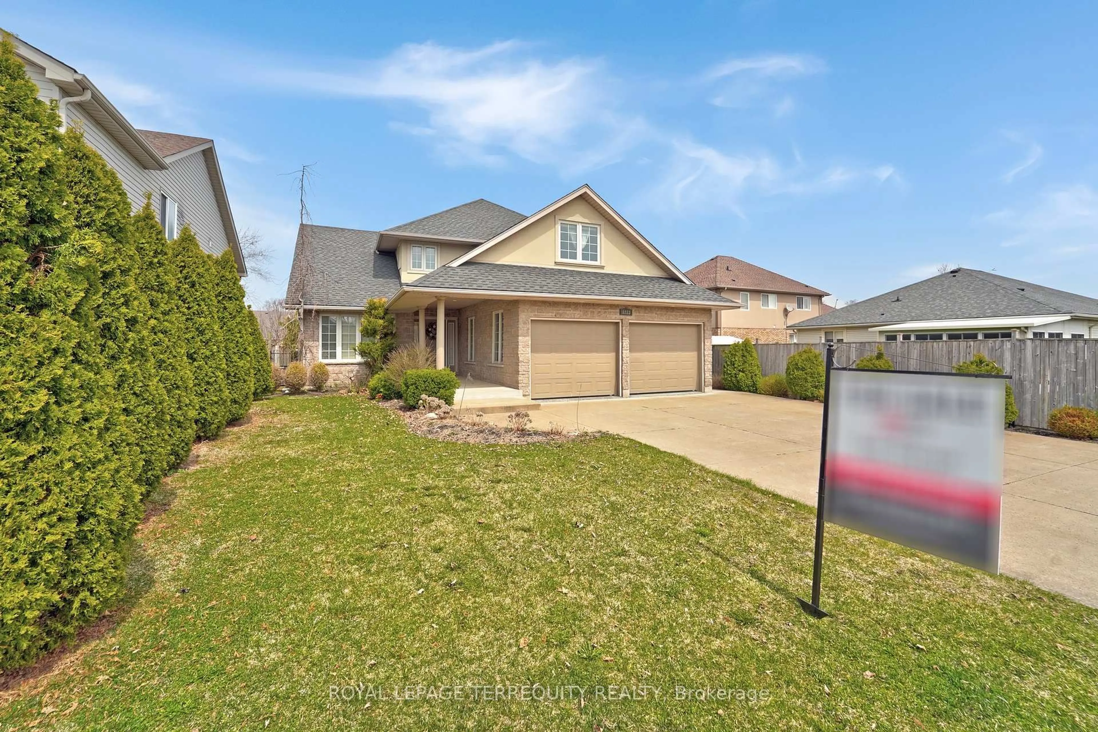A pic from outside/outdoor area/front of a property/back of a property/a pic from drone, street for 8233 Costabile Dr, Niagara Falls Ontario L2H 3L2