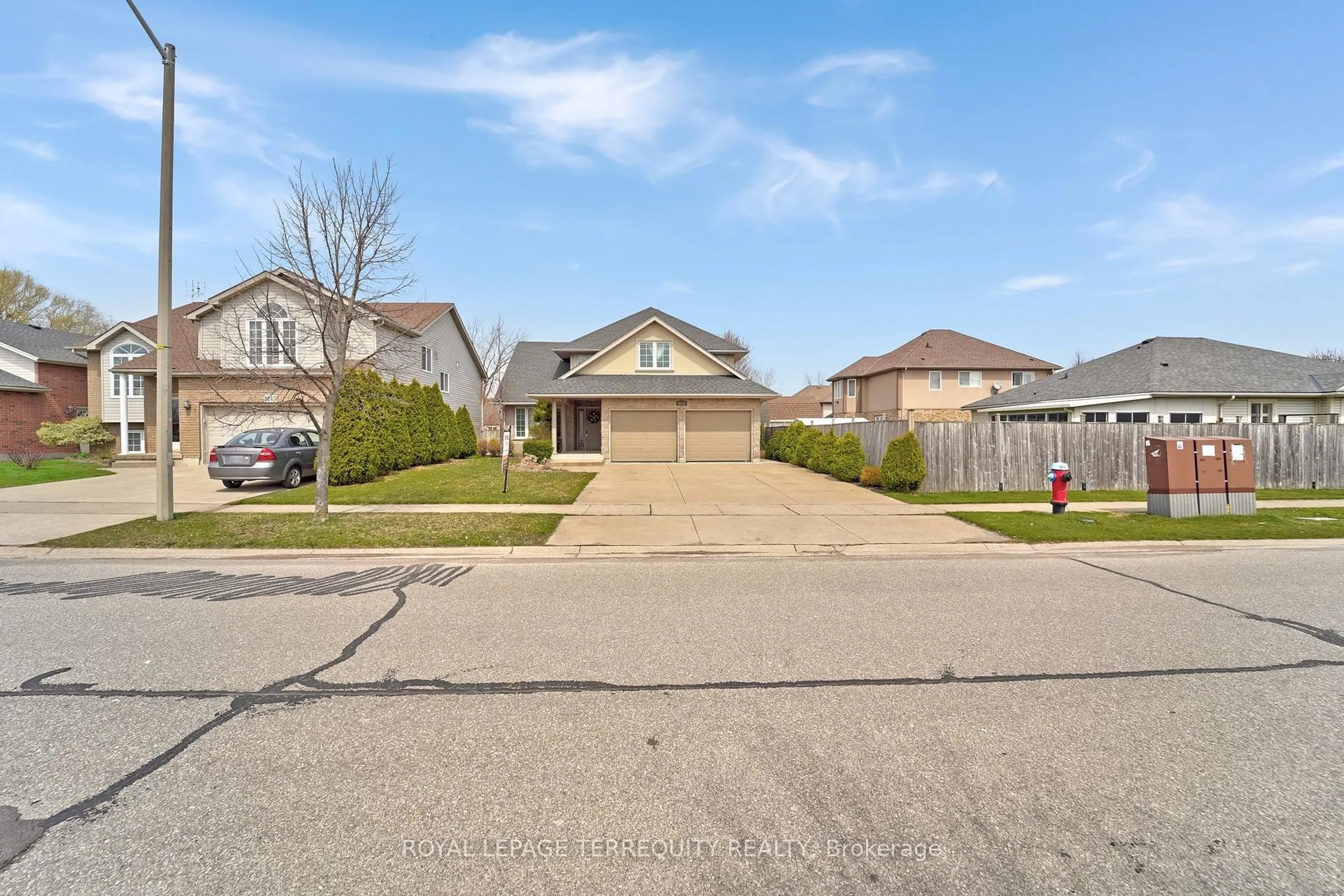 A pic from outside/outdoor area/front of a property/back of a property/a pic from drone, street for 8233 Costabile Dr, Niagara Falls Ontario L2H 3L2