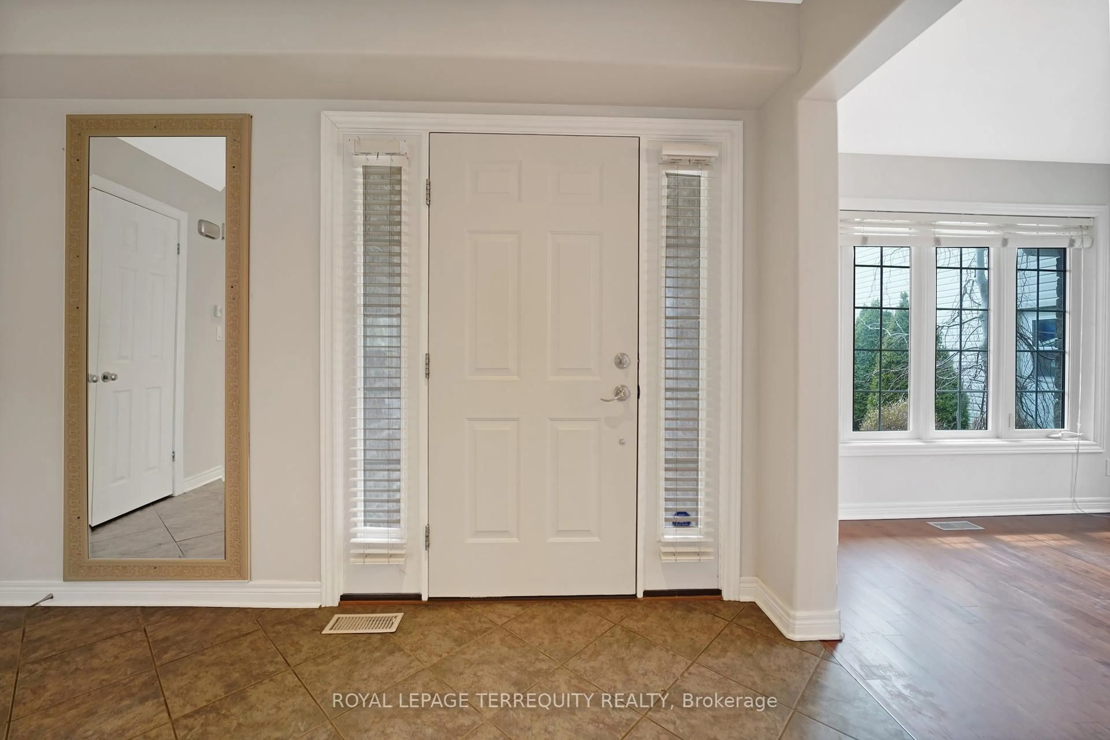 Indoor entryway for 8233 Costabile Dr, Niagara Falls Ontario L2H 3L2