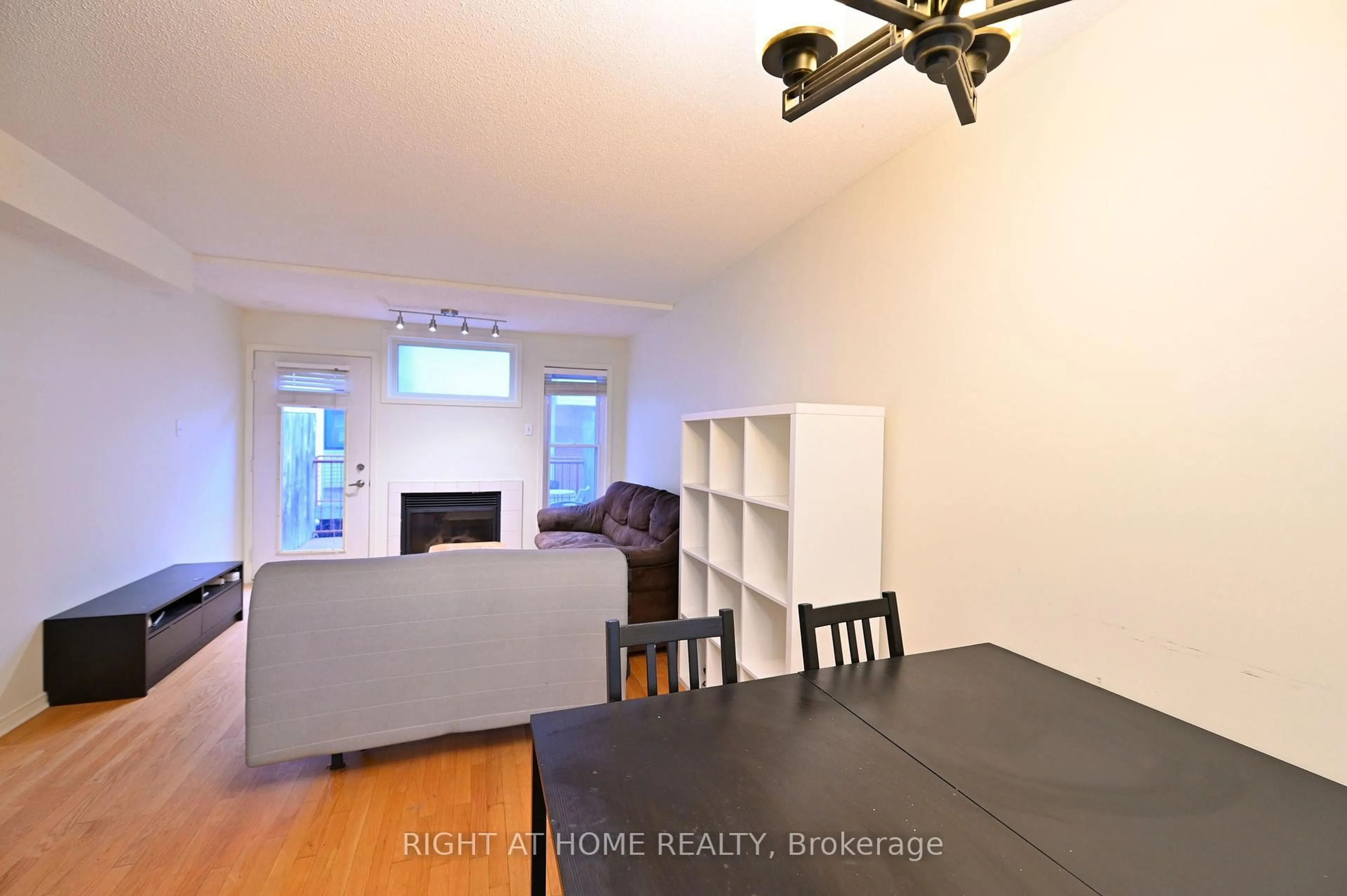 A pic of a room for 90 TEMPLETON St #C, Ottawa Ontario K1N 6X3