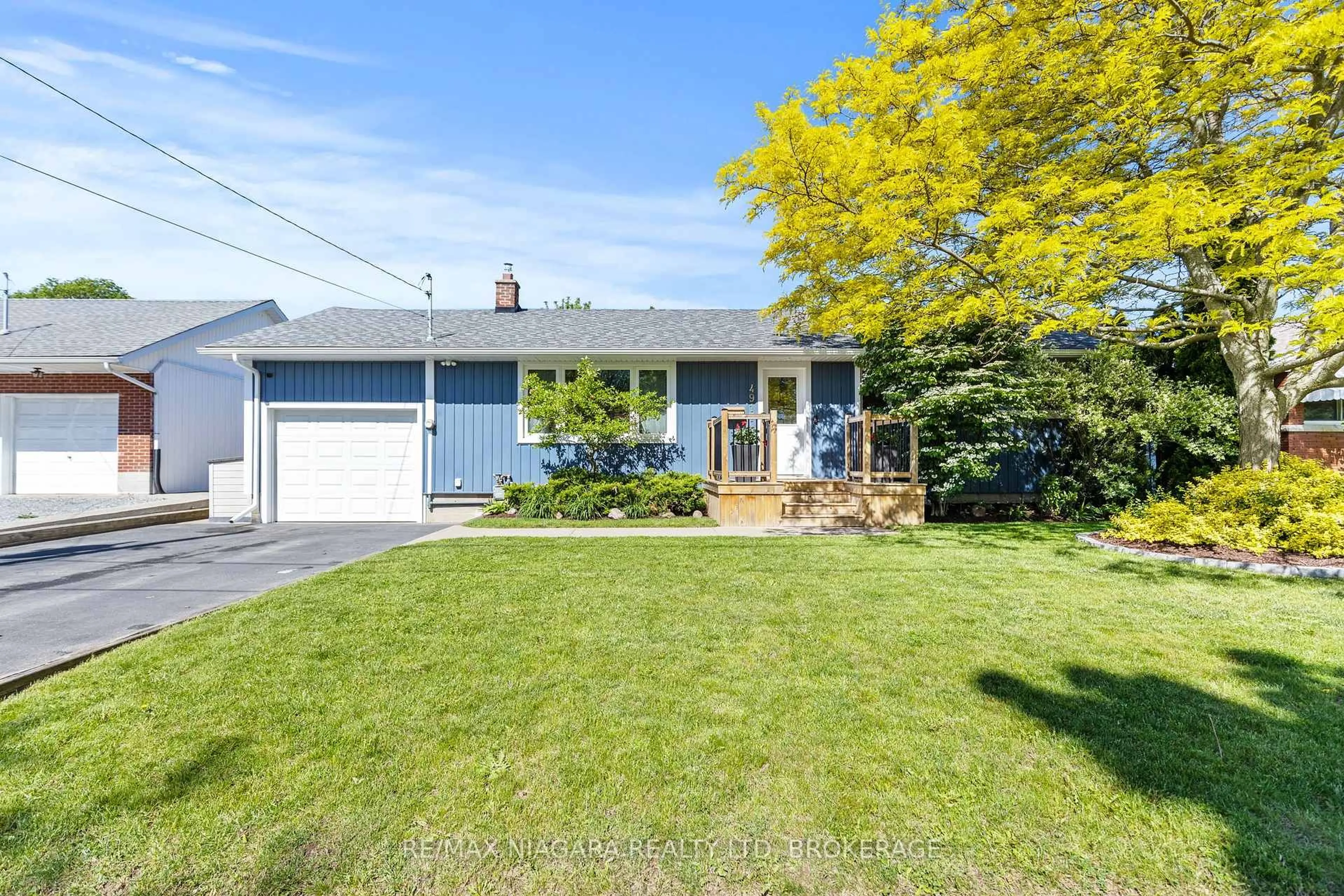 A pic from outside/outdoor area/front of a property/back of a property/a pic from drone, street for 4917 Amelia Cres, Niagara Falls Ontario L2E 5C4