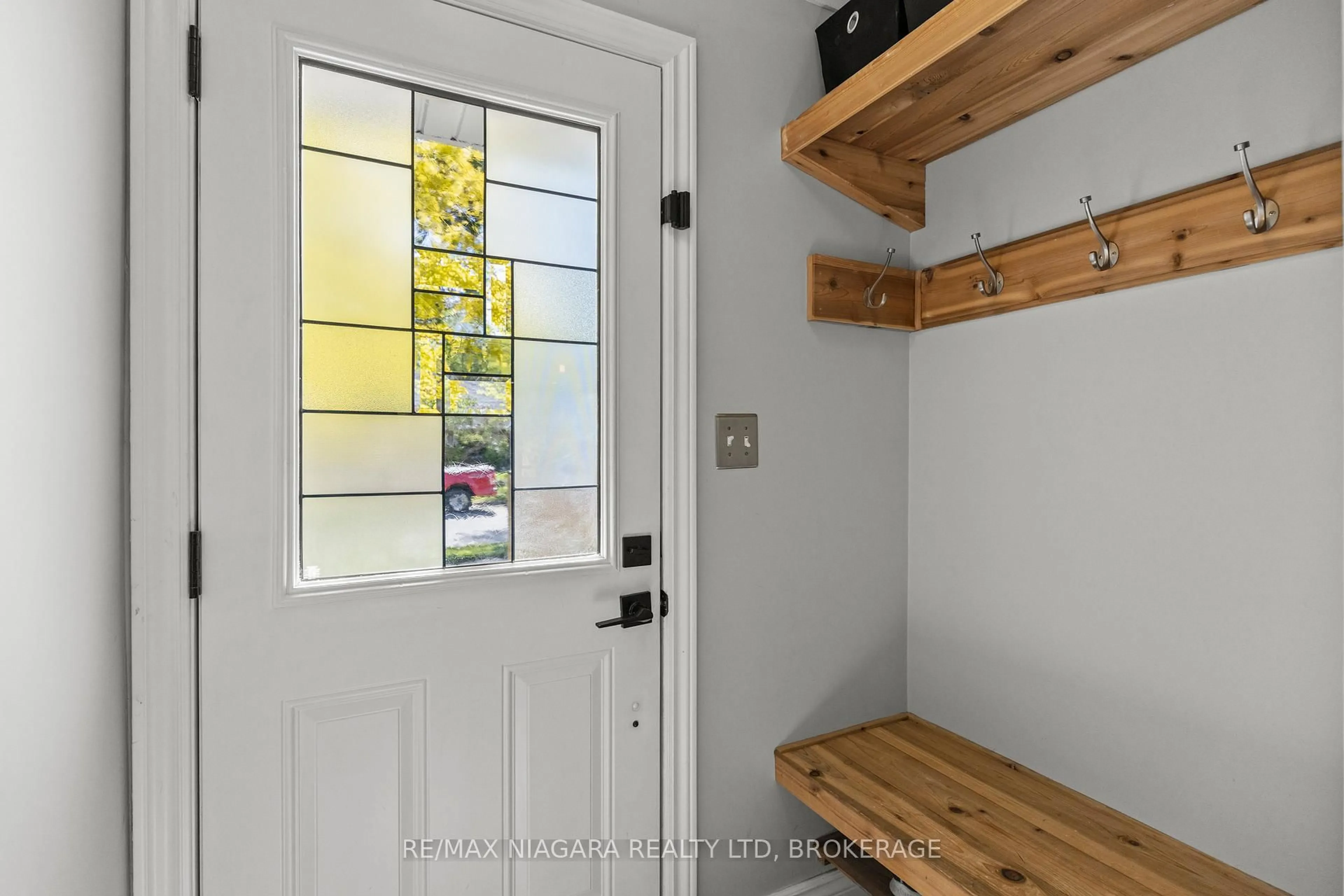 Indoor entryway for 4917 Amelia Cres, Niagara Falls Ontario L2E 5C4