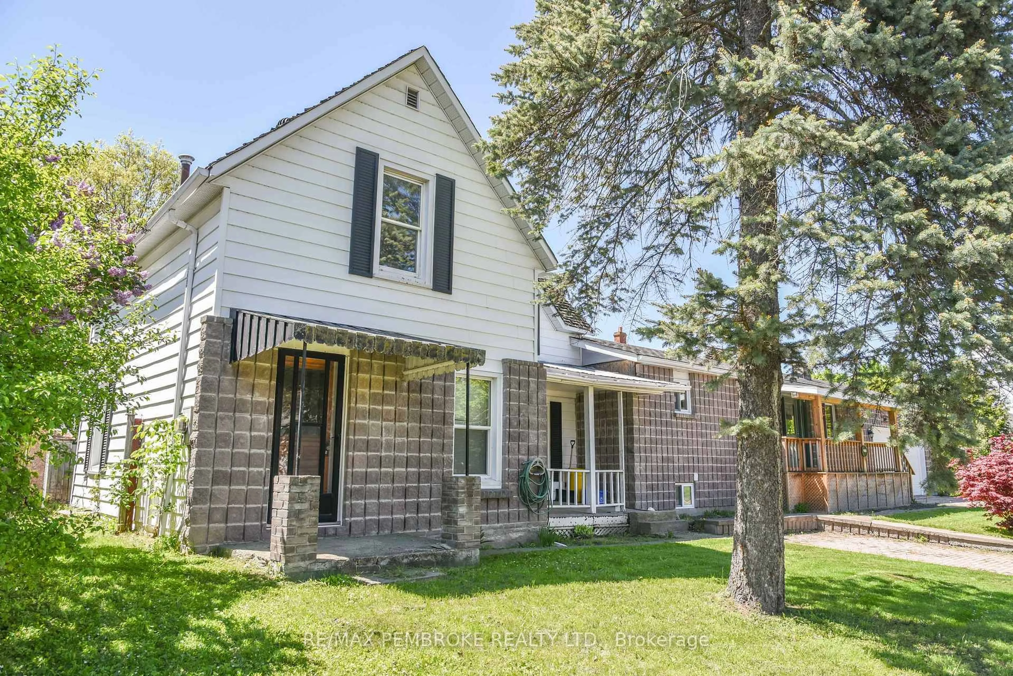 Home with brick exterior material, street for 460 Maple Ave, Pembroke Ontario K8A 1M7