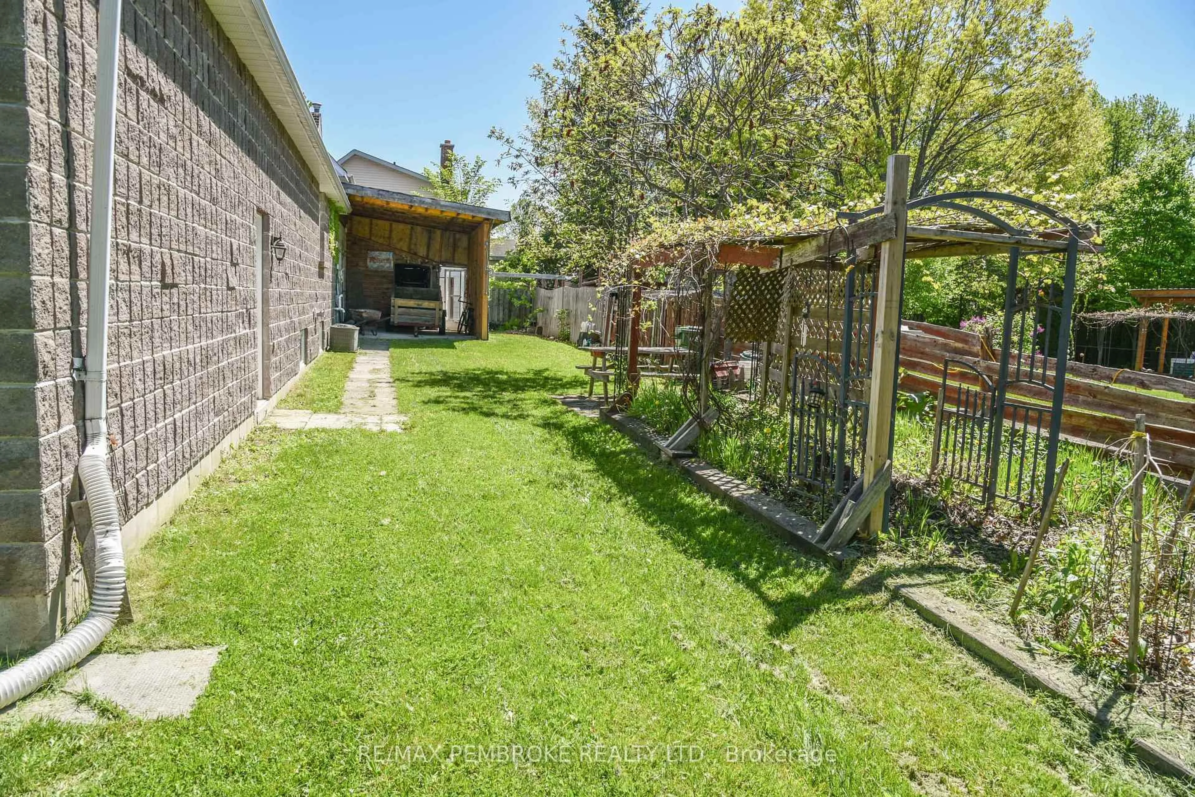 Patio, street for 460 Maple Ave, Pembroke Ontario K8A 1M7