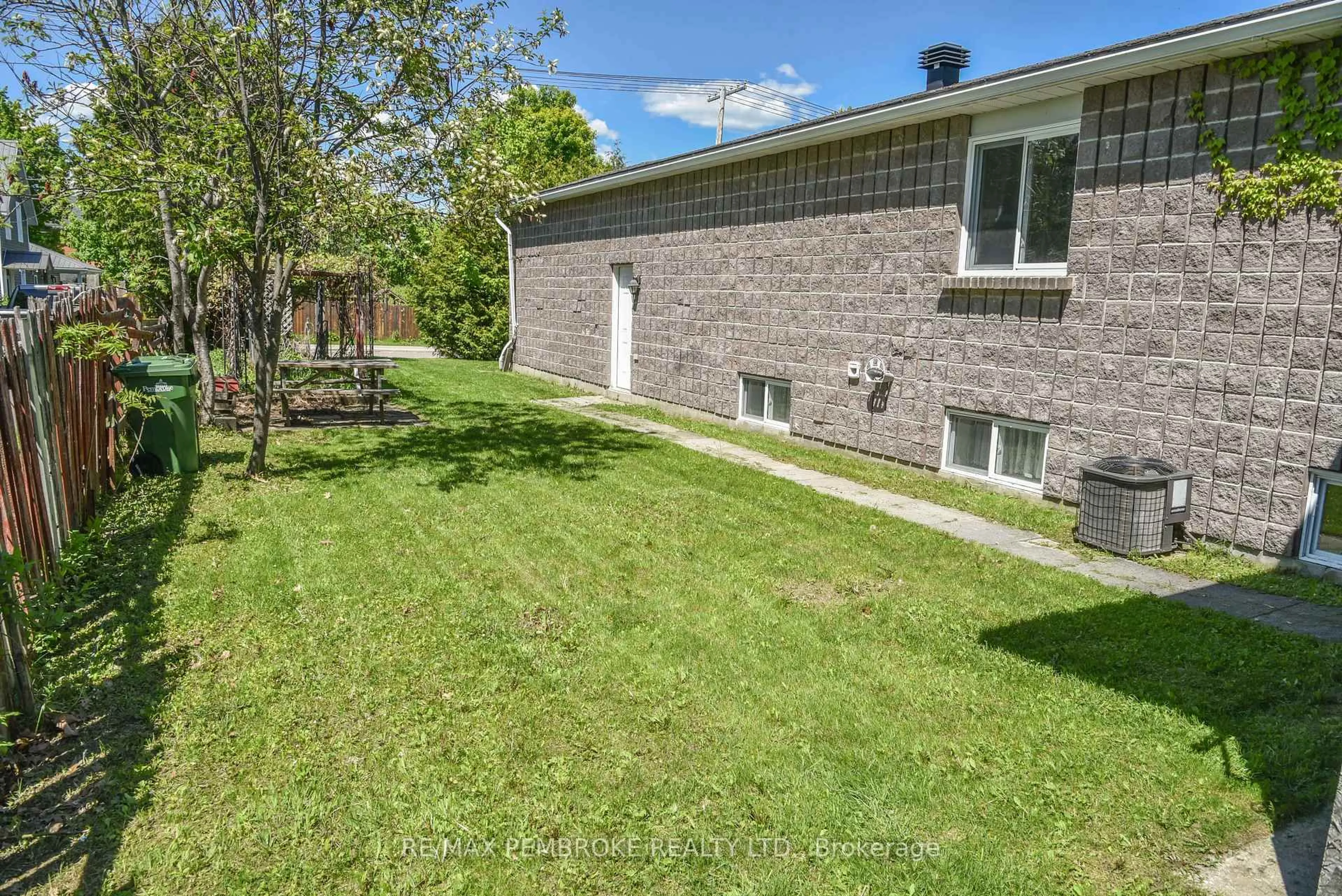 Patio, street for 460 Maple Ave, Pembroke Ontario K8A 1M7