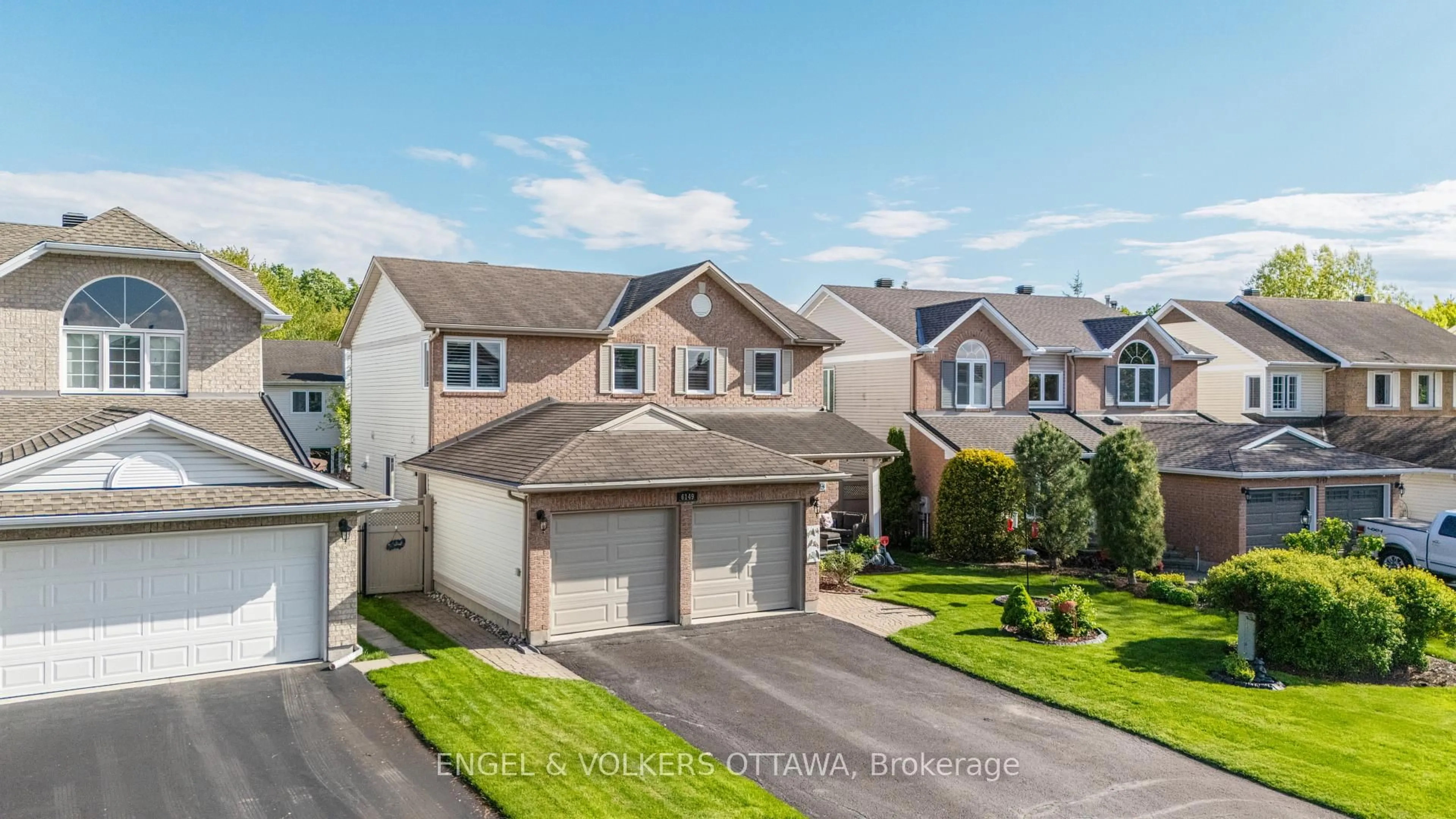 A pic from outside/outdoor area/front of a property/back of a property/a pic from drone, street for 6149 Westwater Cres, Ottawa Ontario K1W 1E1