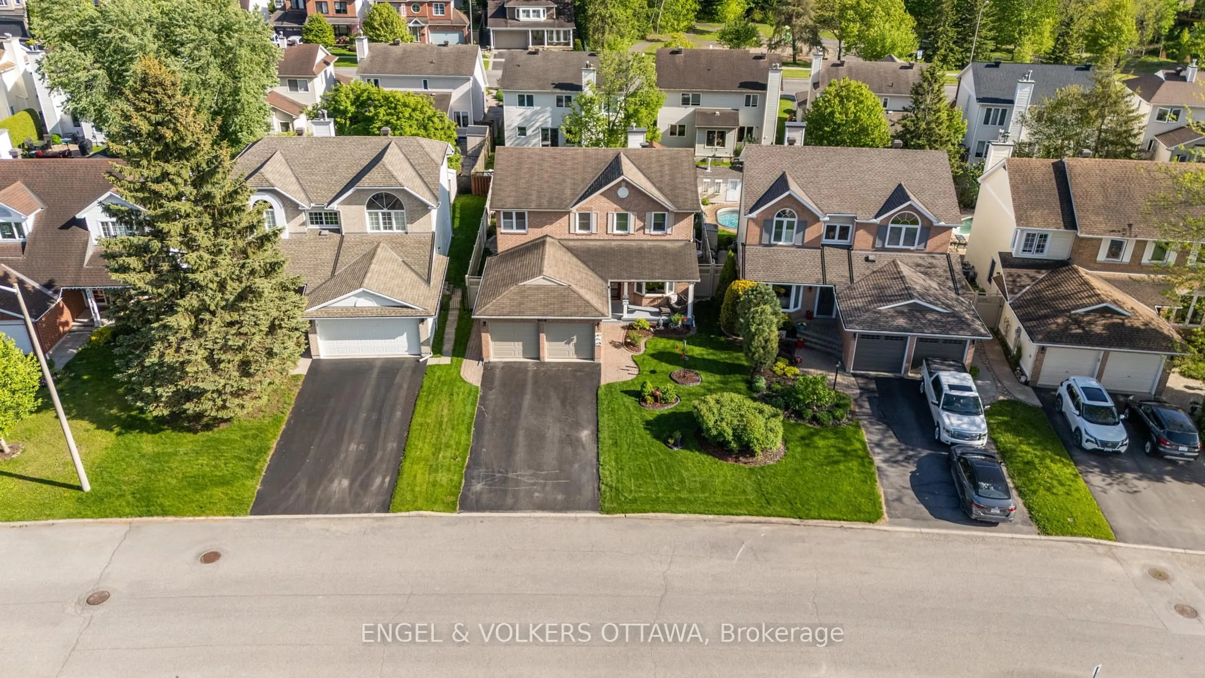 A pic from outside/outdoor area/front of a property/back of a property/a pic from drone, street for 6149 Westwater Cres, Ottawa Ontario K1W 1E1