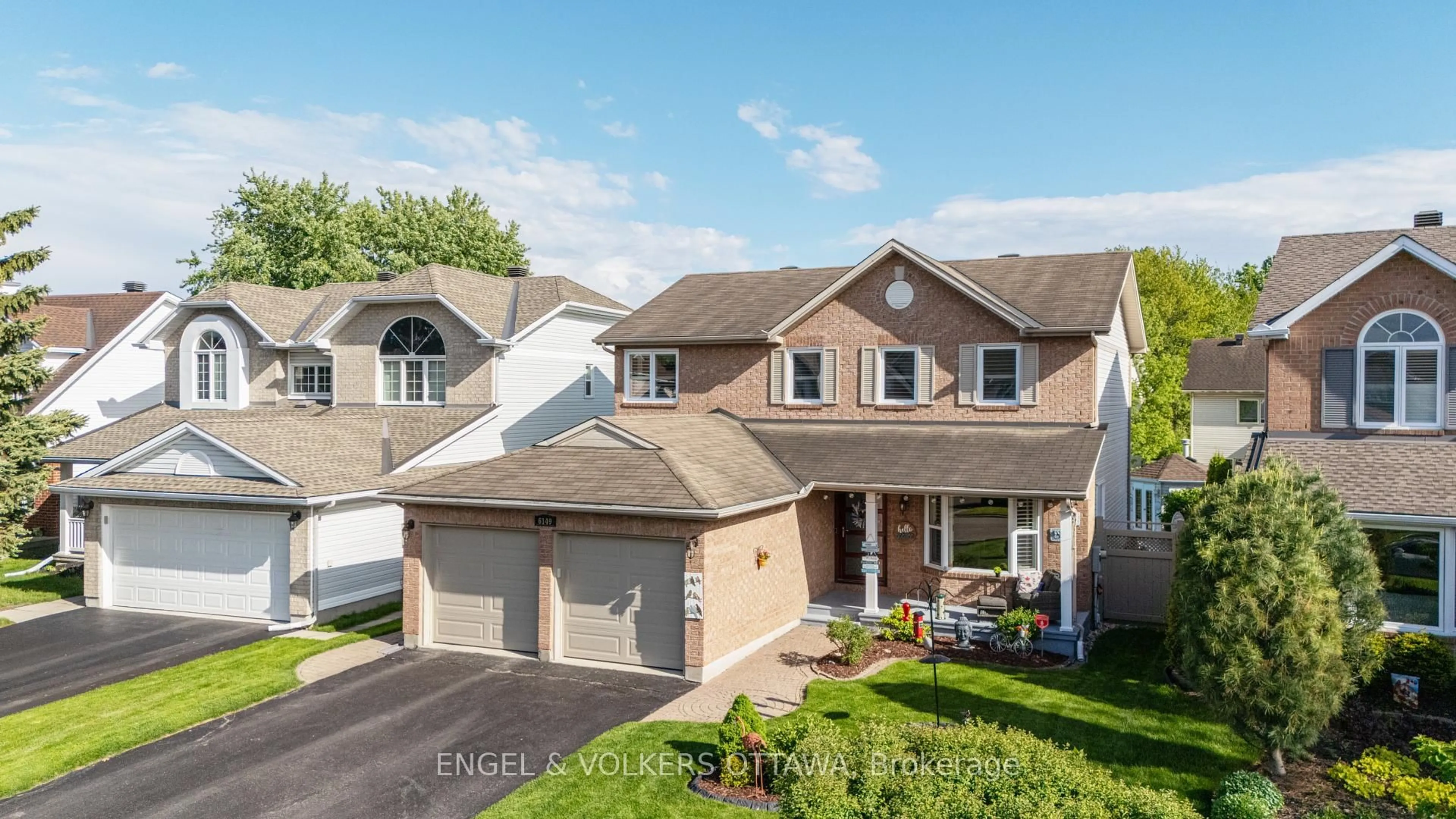 A pic from outside/outdoor area/front of a property/back of a property/a pic from drone, street for 6149 Westwater Cres, Ottawa Ontario K1W 1E1