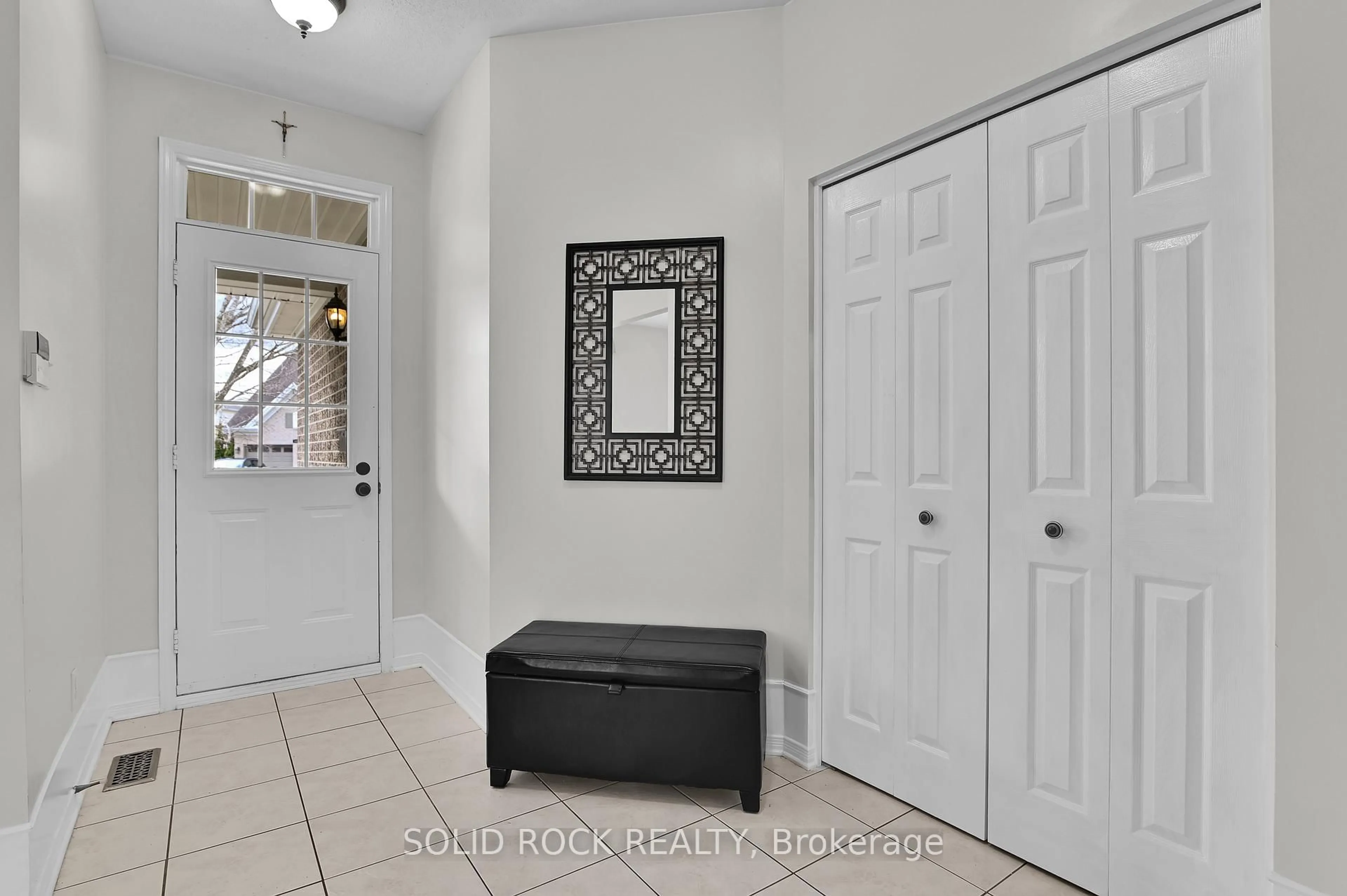 Indoor entryway for 1824 McCallum Dr, Ottawa Ontario K4A 3T7