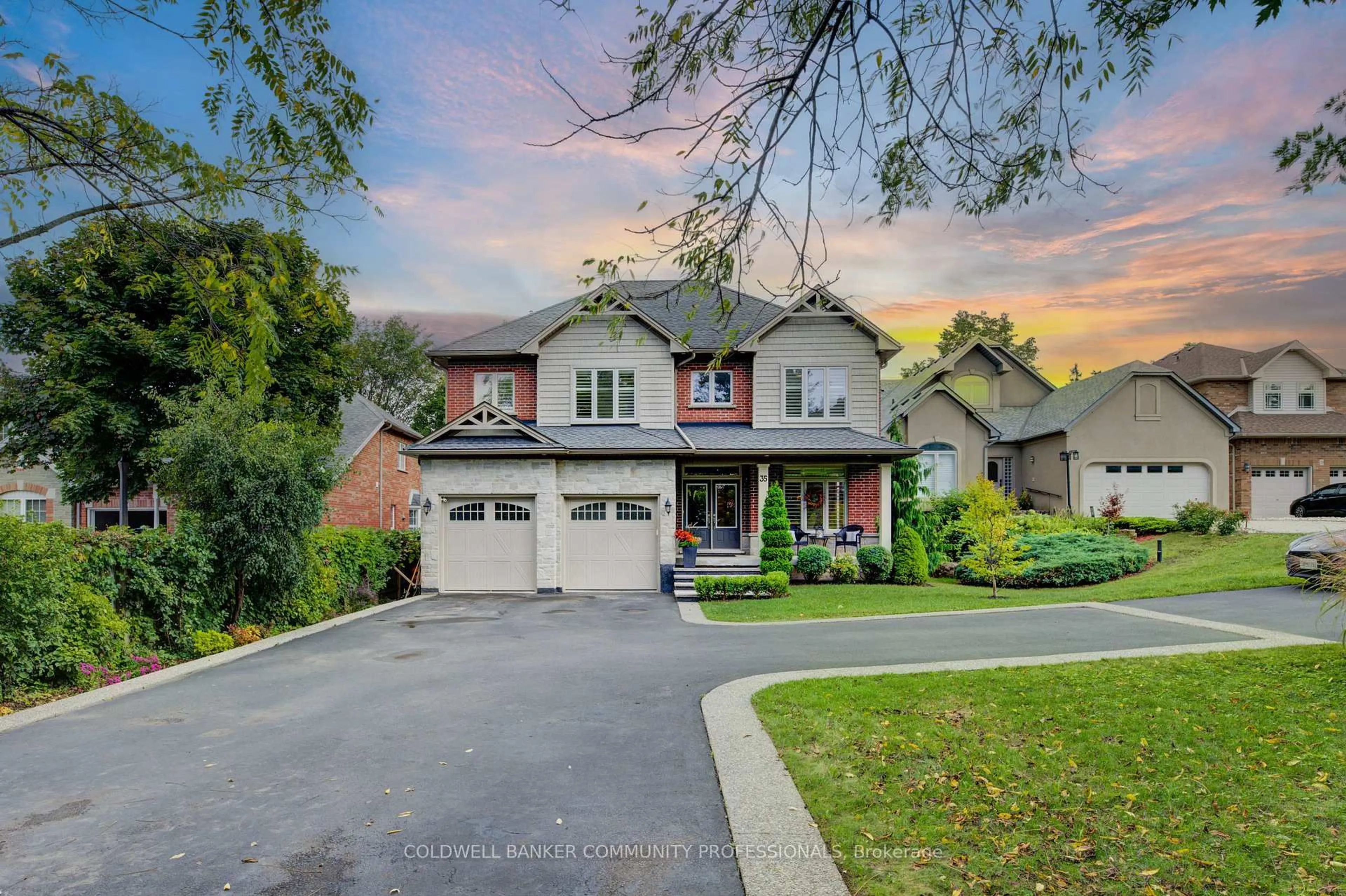 A pic from outside/outdoor area/front of a property/back of a property/a pic from drone, street for 35 Fern Ave, Hamilton Ontario L0R 2H0