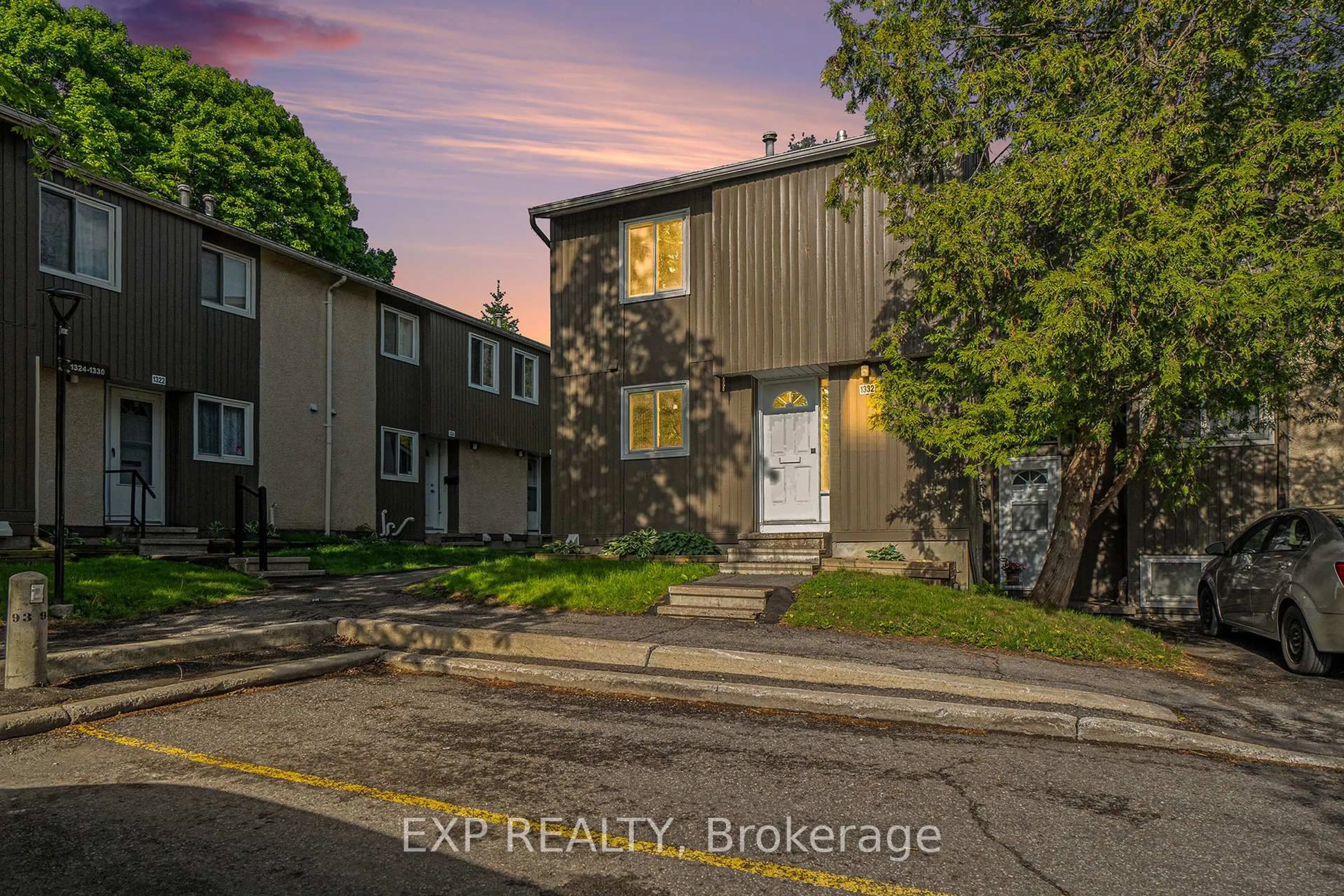 A pic from outside/outdoor area/front of a property/back of a property/a pic from drone, street for 1332 Lassiter Terr, Ottawa Ontario K1J 8N2