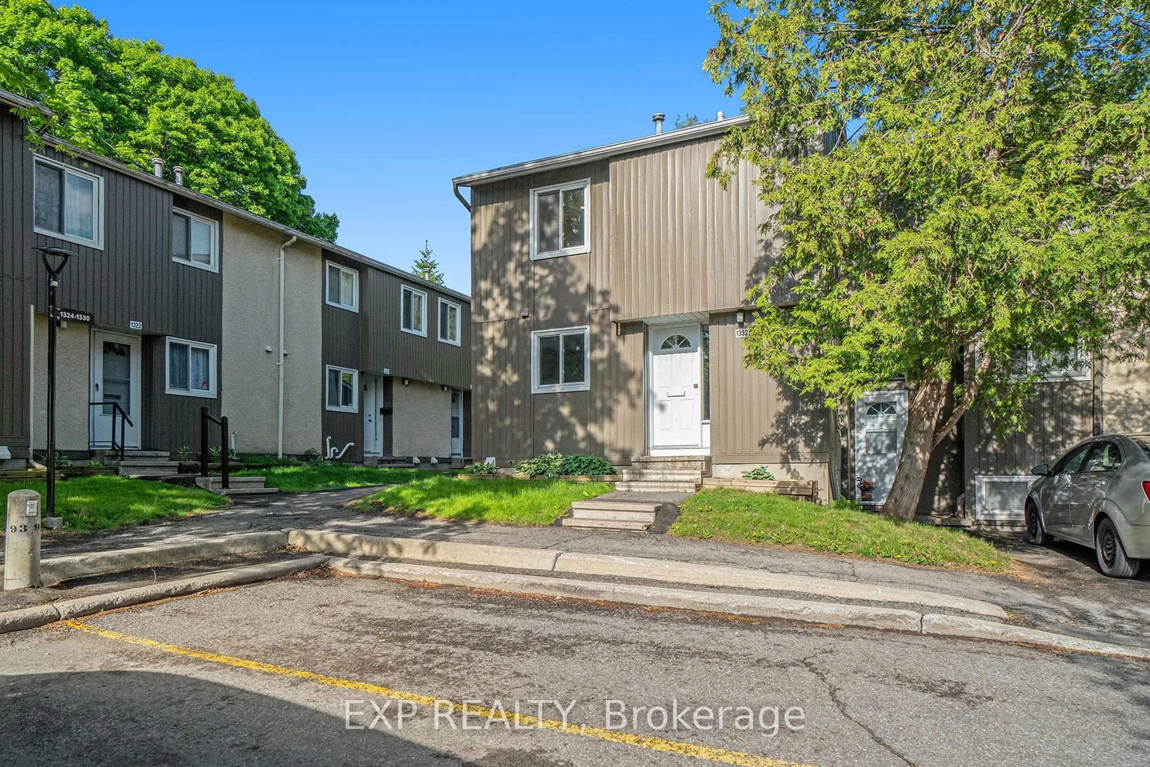 A pic from outside/outdoor area/front of a property/back of a property/a pic from drone, street for 1332 Lassiter Terr, Ottawa Ontario K1J 8N2