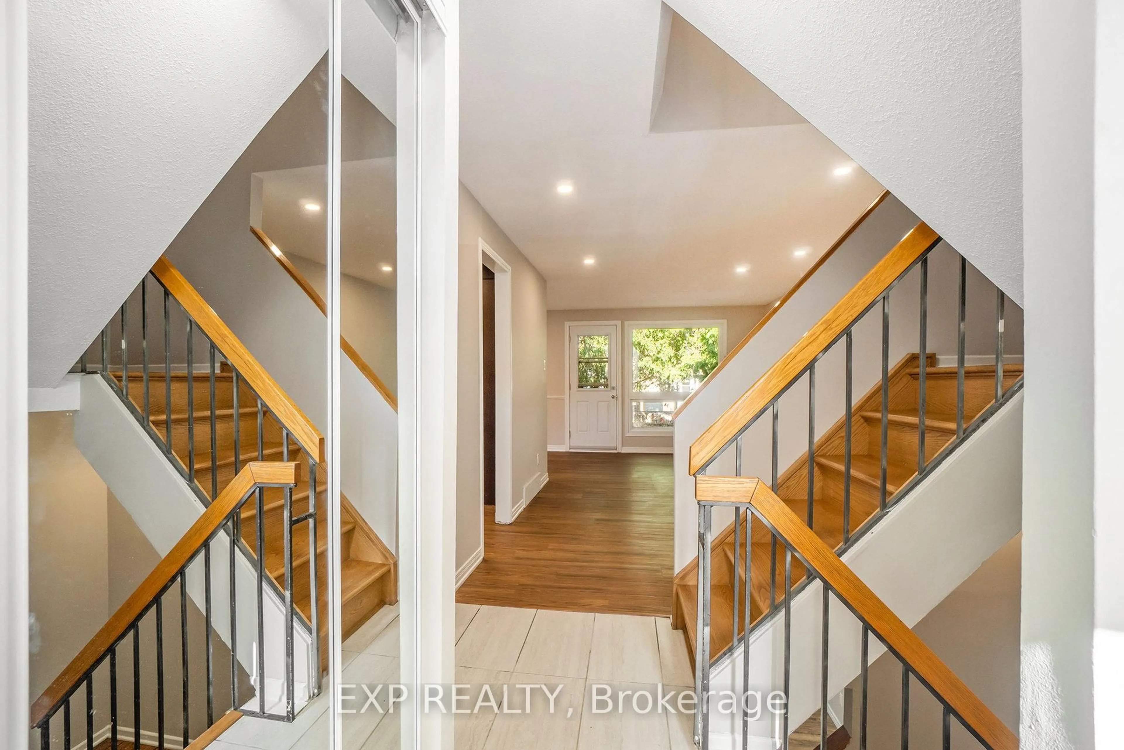 Indoor entryway for 1332 Lassiter Terr, Ottawa Ontario K1J 8N2