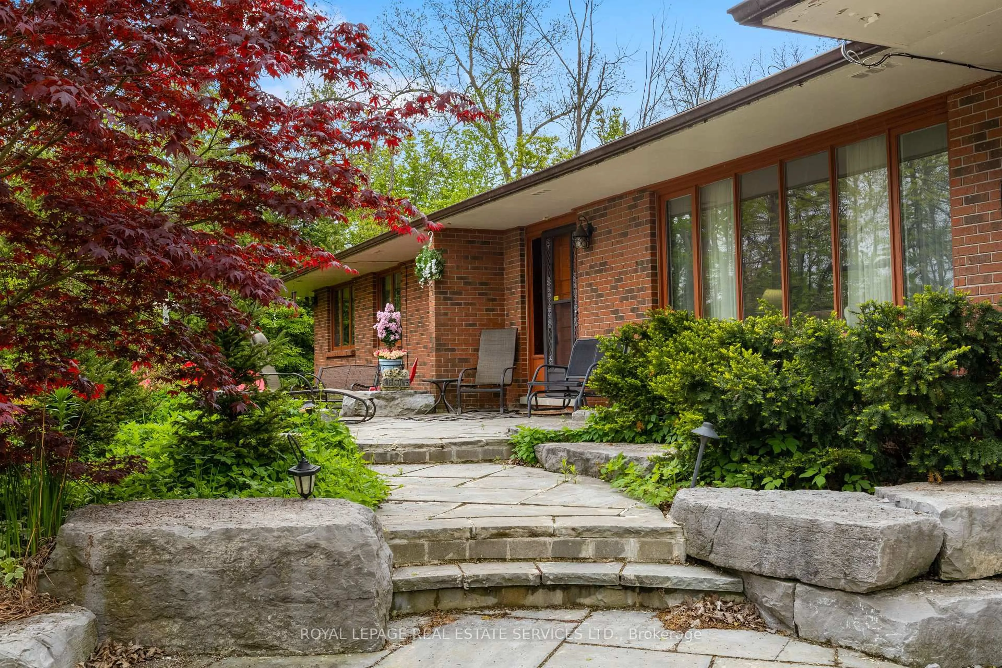 Patio, street for 4711 Watson Road South Rd, Puslinch Ontario N0B 2J0