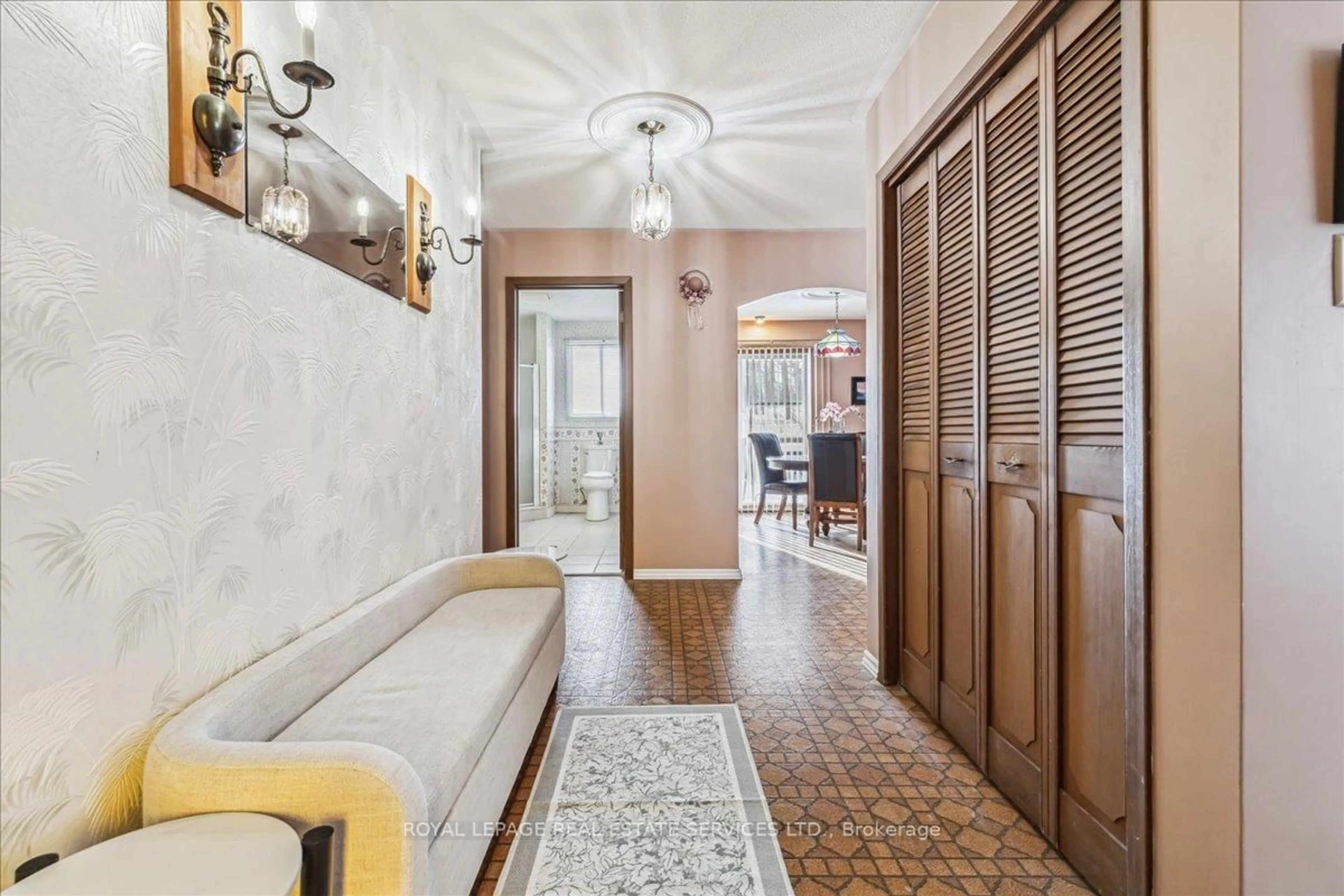 Indoor foyer for 4711 Watson Road South Rd, Puslinch Ontario N0B 2J0