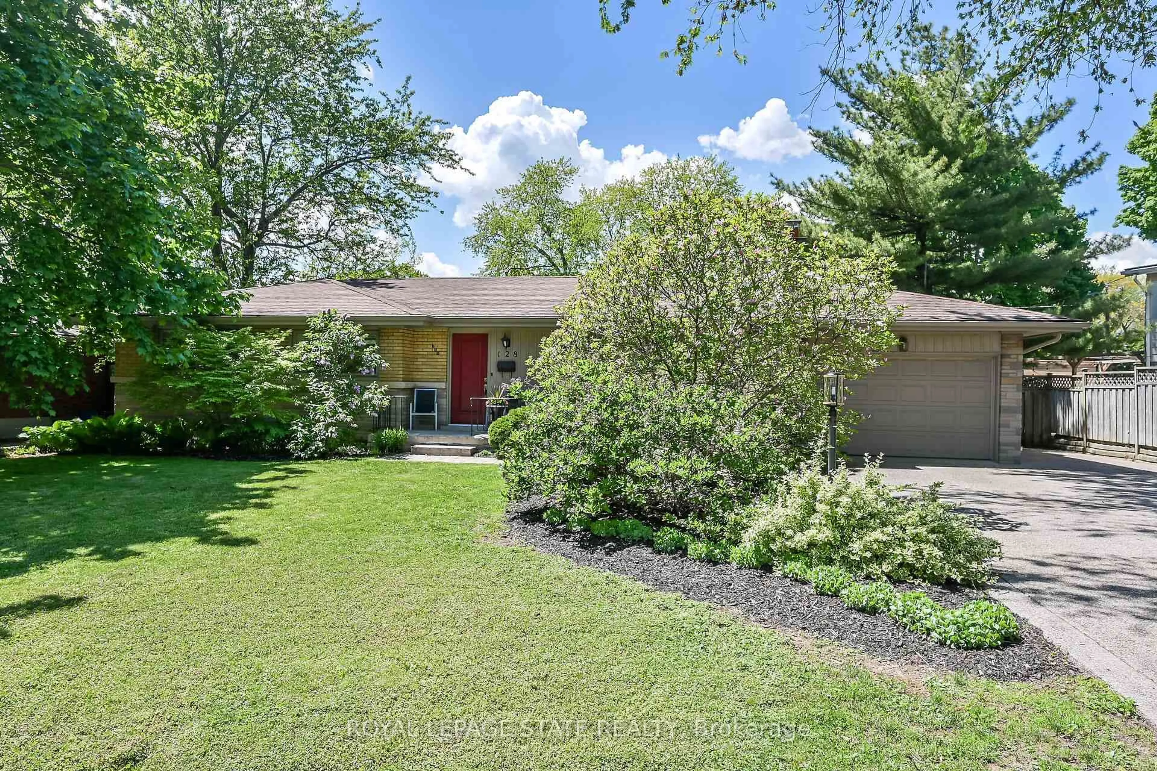 A pic from outside/outdoor area/front of a property/back of a property/a pic from drone, street for 128 Oneida Blvd, Hamilton Ontario L9G 3C9