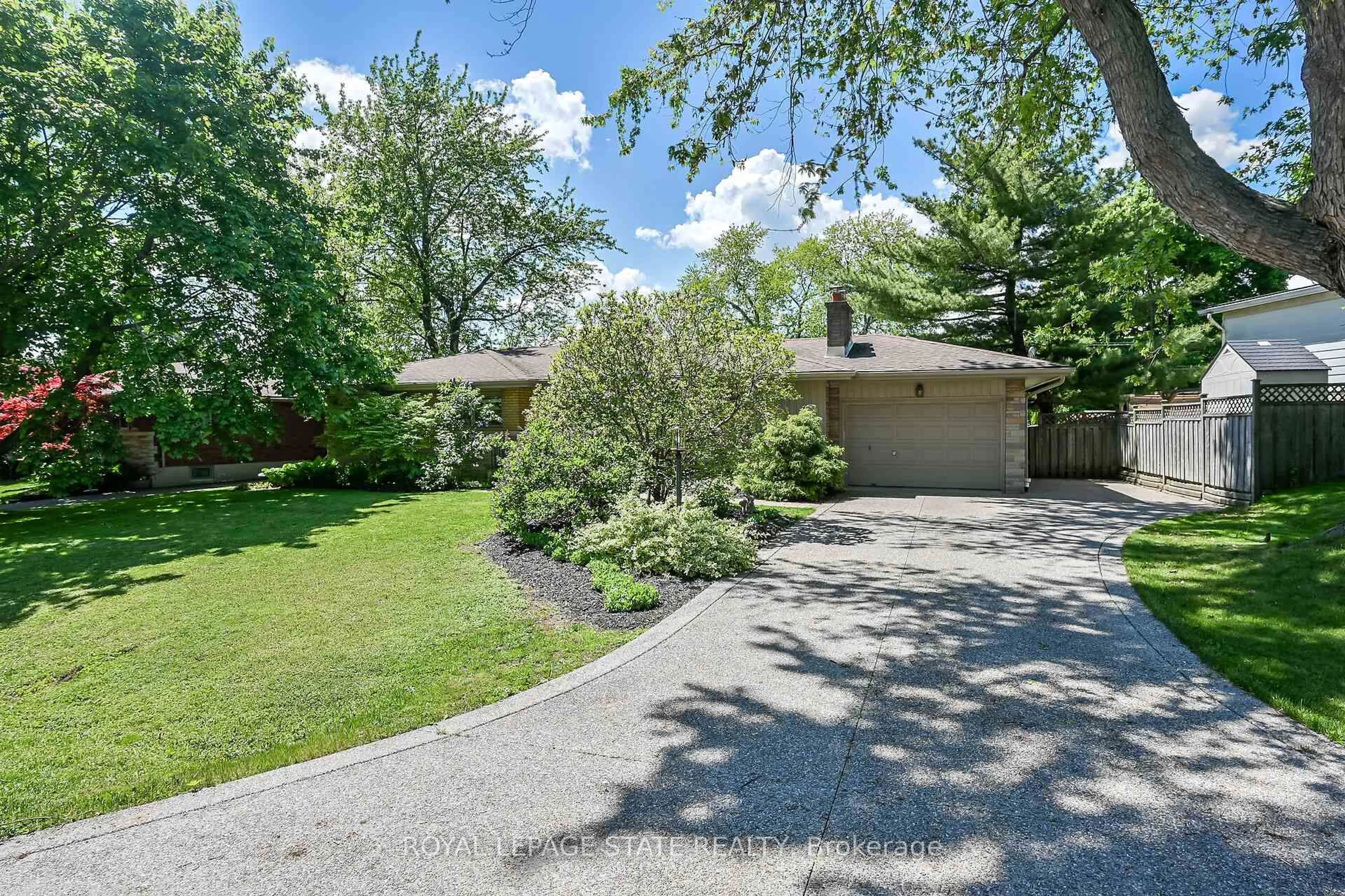 A pic from outside/outdoor area/front of a property/back of a property/a pic from drone, street for 128 Oneida Blvd, Hamilton Ontario L9G 3C9
