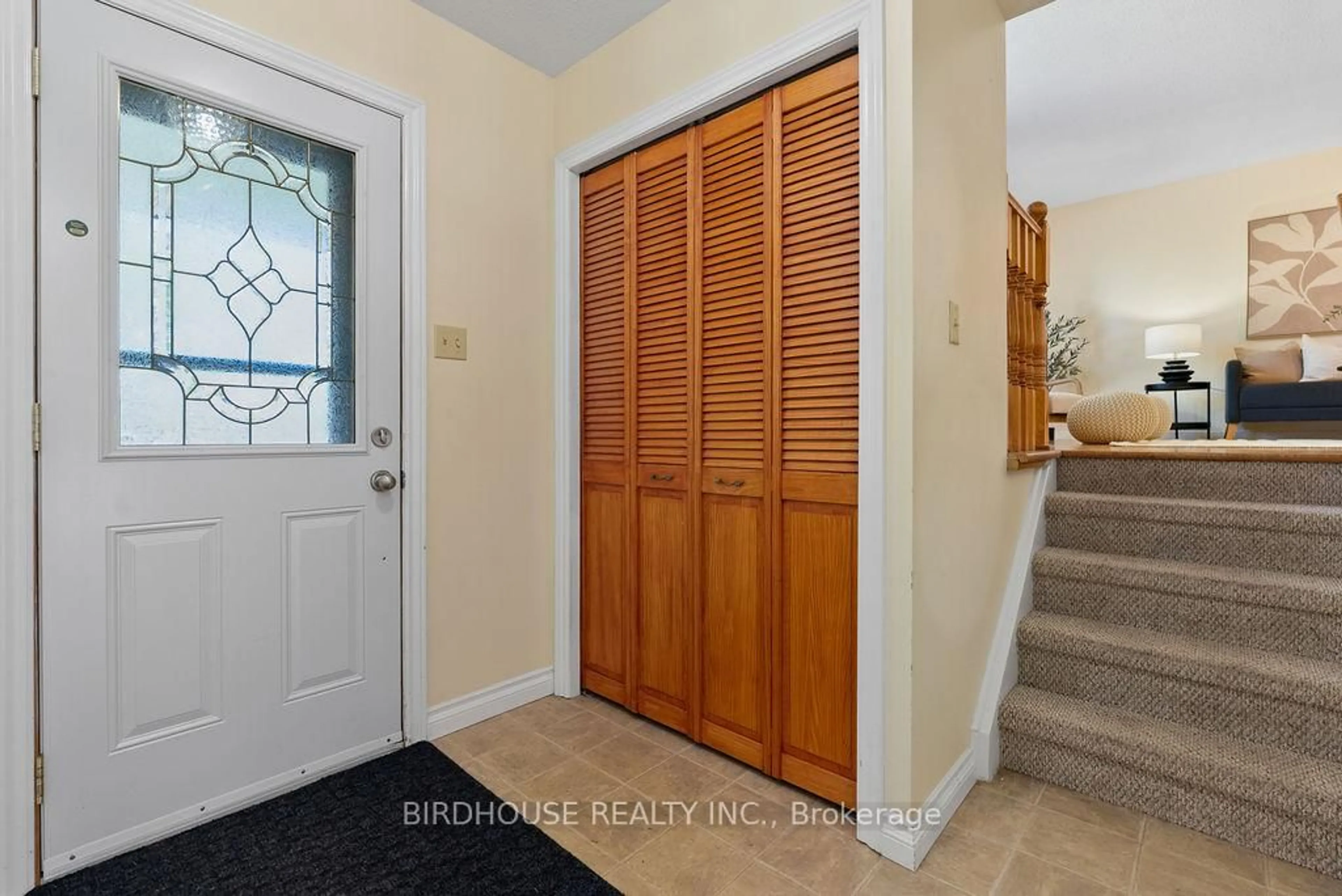 Indoor entryway for 27 Edwin St, Kawartha Lakes Ontario K9V 4X9
