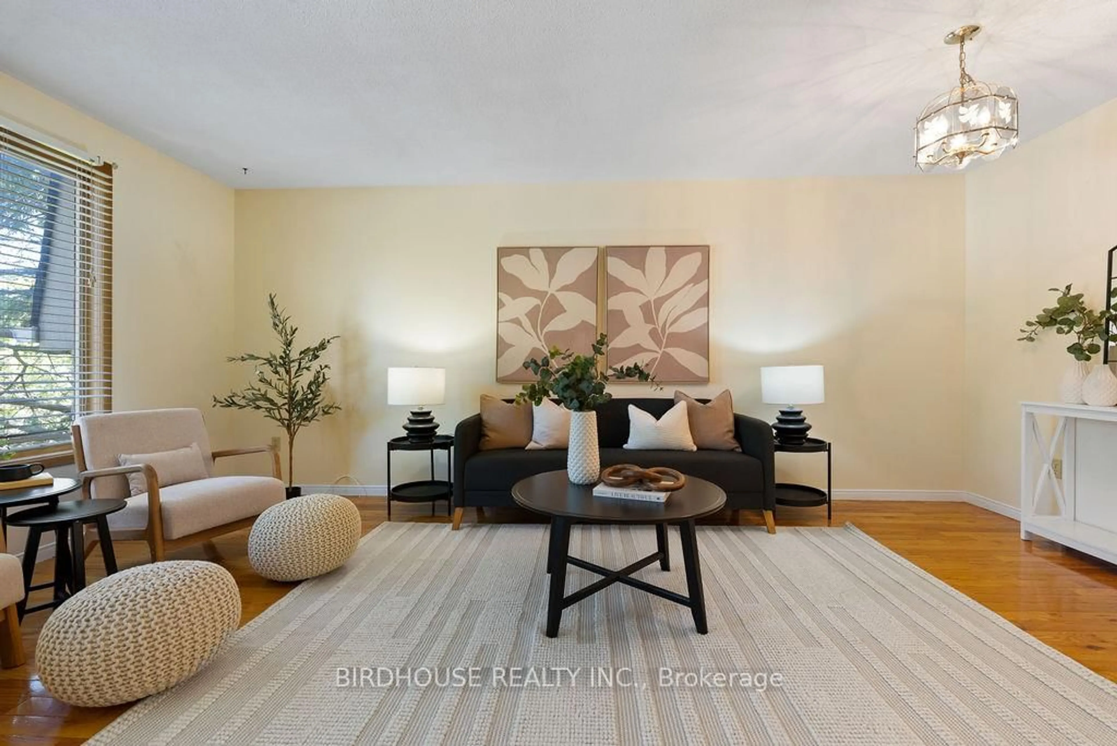 Living room with furniture, unknown for 27 Edwin St, Kawartha Lakes Ontario K9V 4X9