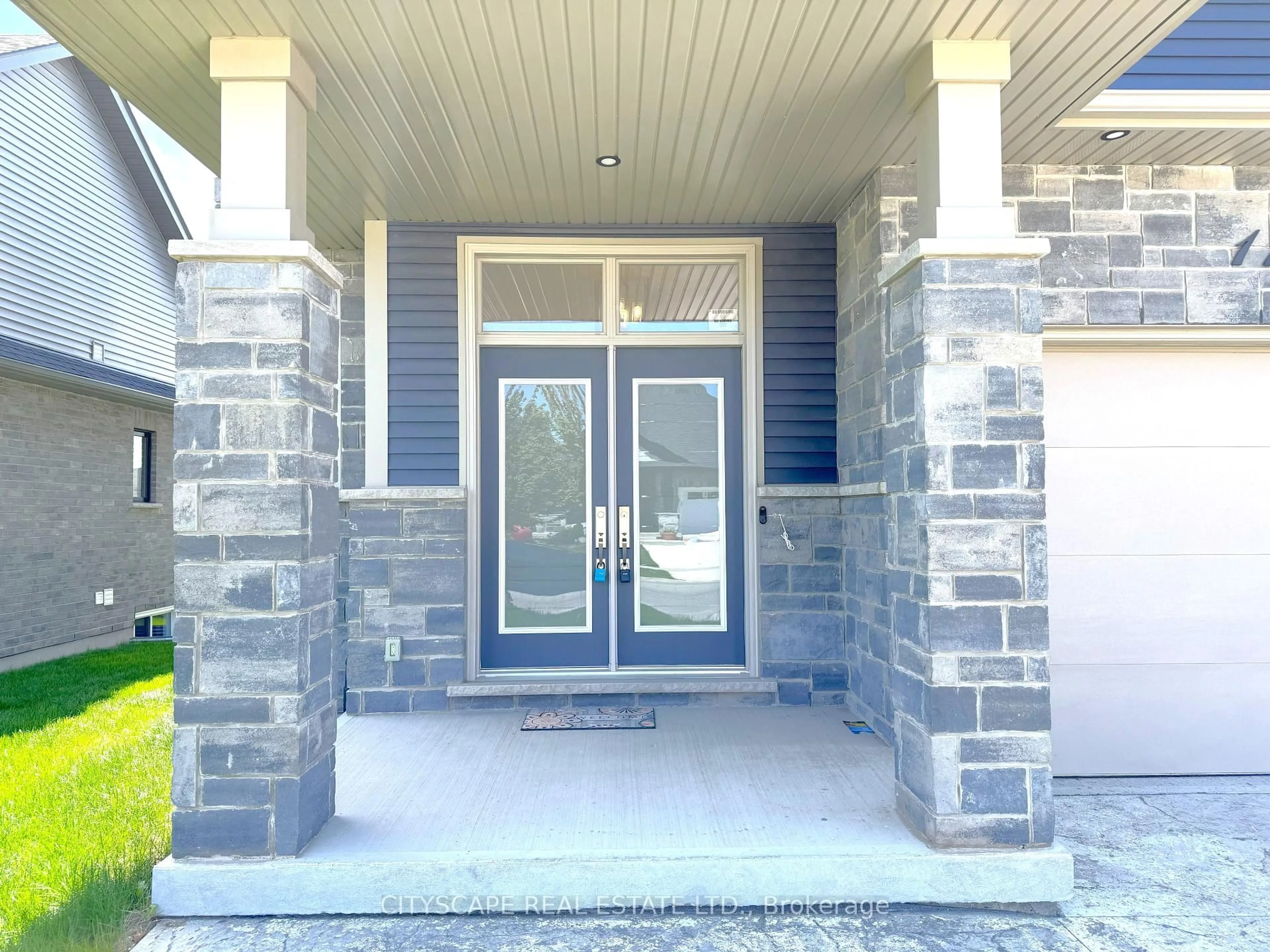 Indoor entryway for 11 Hopkins St, Thorold Ontario L2V 0E9