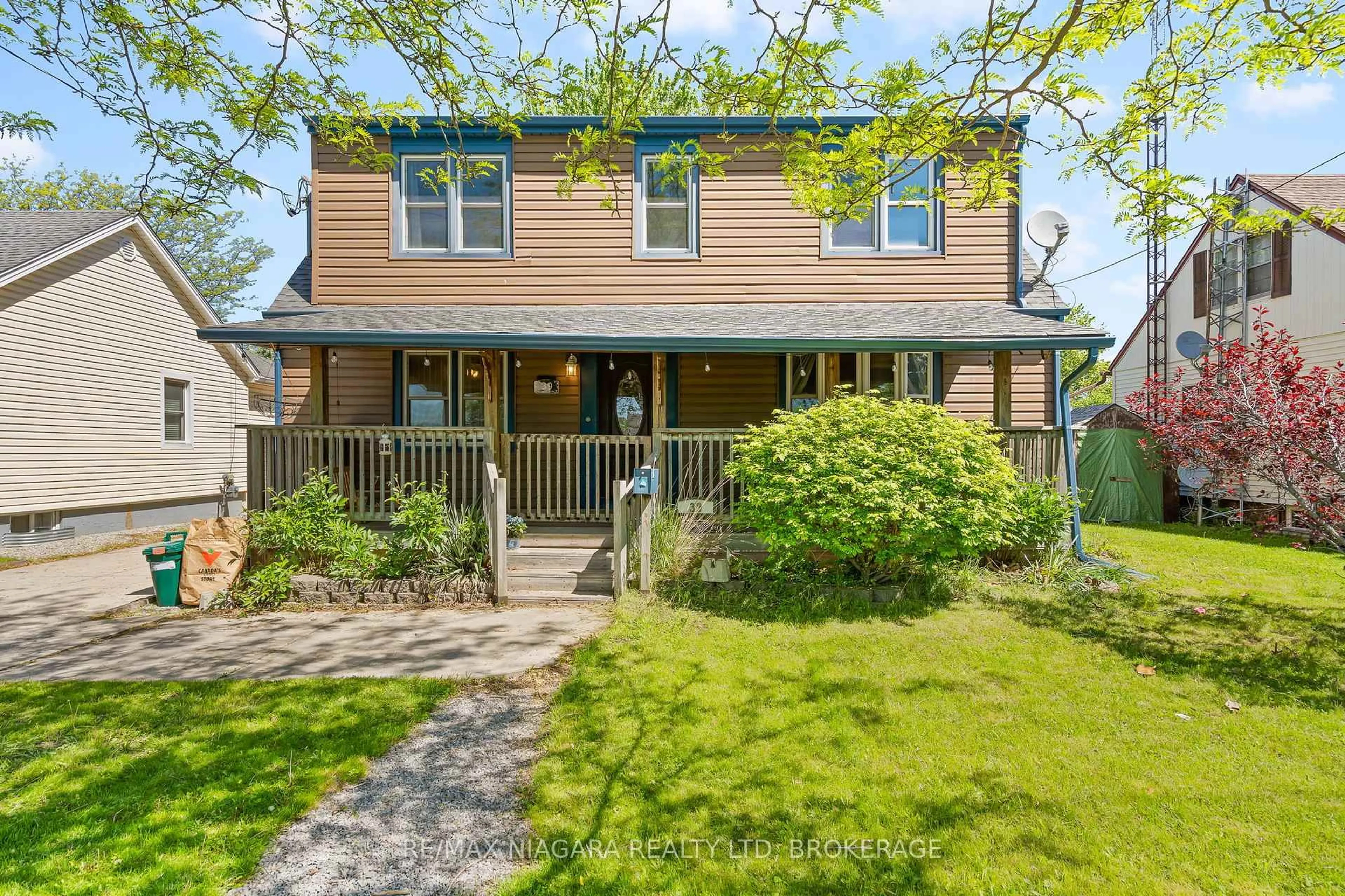 A pic from outside/outdoor area/front of a property/back of a property/a pic from drone, street for 39 Seymour Ave, St. Catharines Ontario L2P 1A5