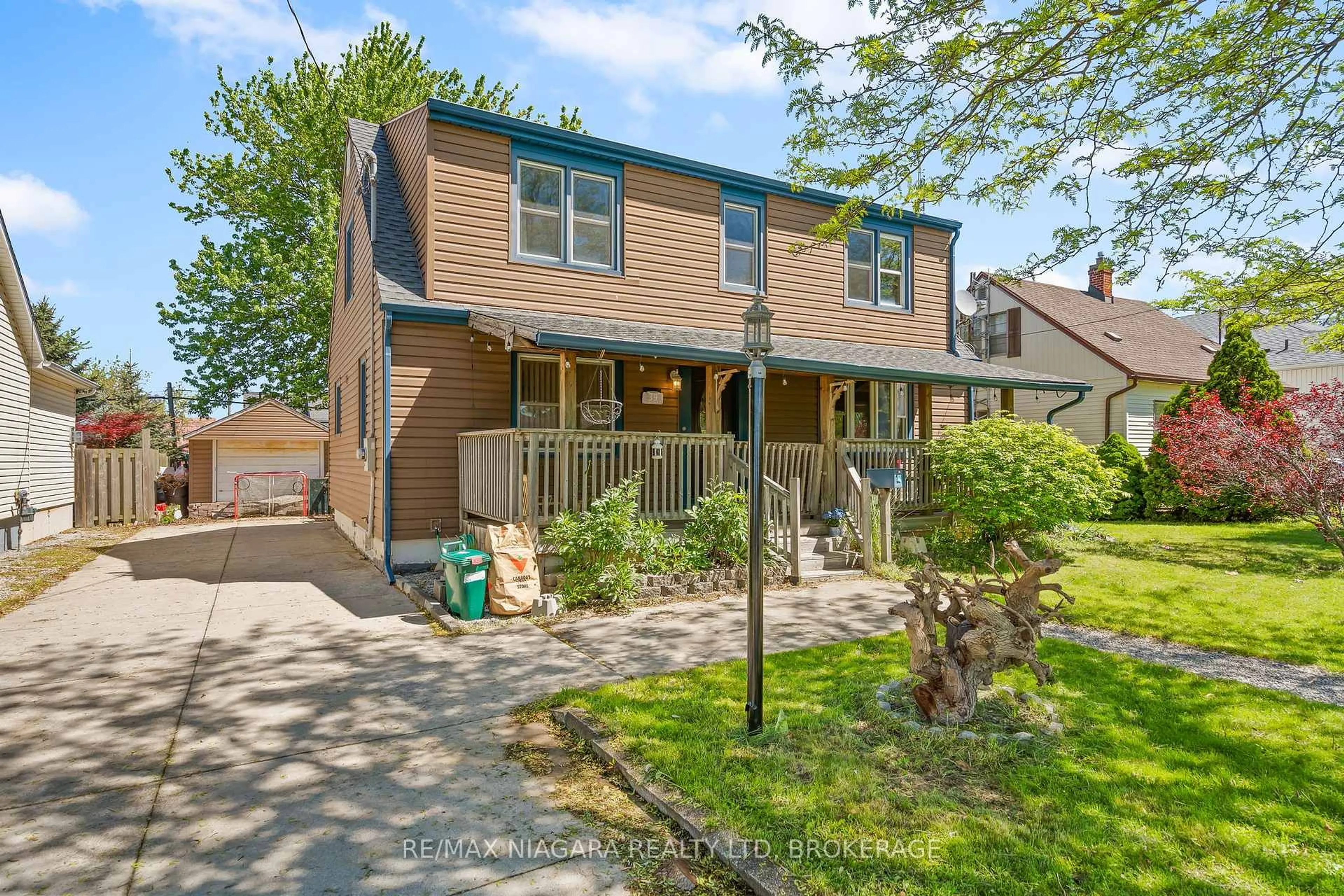 Home with vinyl exterior material, street for 39 Seymour Ave, St. Catharines Ontario L2P 1A5