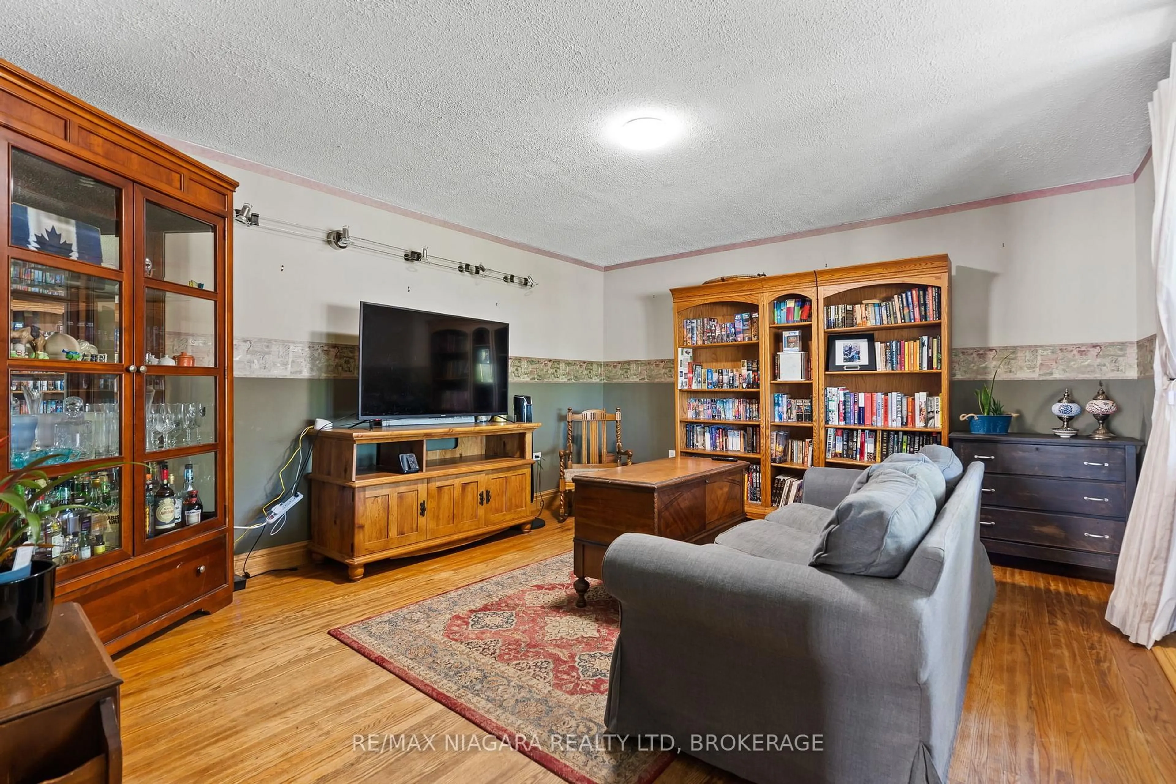 Living room with furniture, unknown for 39 Seymour Ave, St. Catharines Ontario L2P 1A5