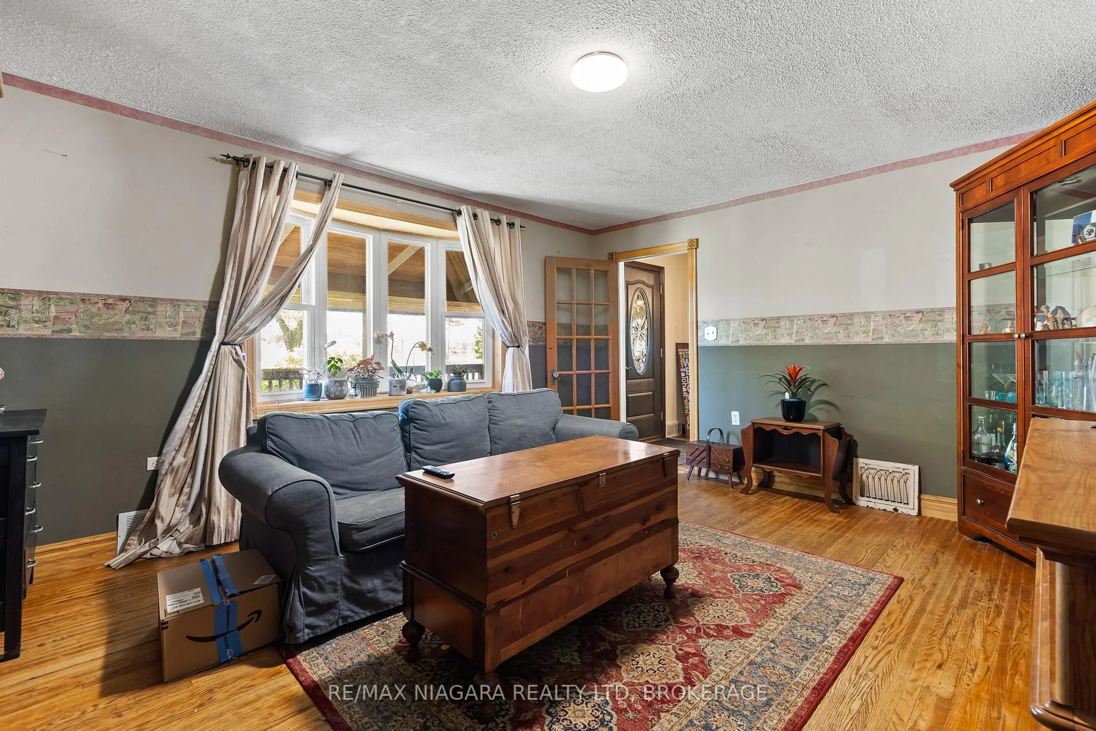 Living room with furniture, unknown for 39 Seymour Ave, St. Catharines Ontario L2P 1A5