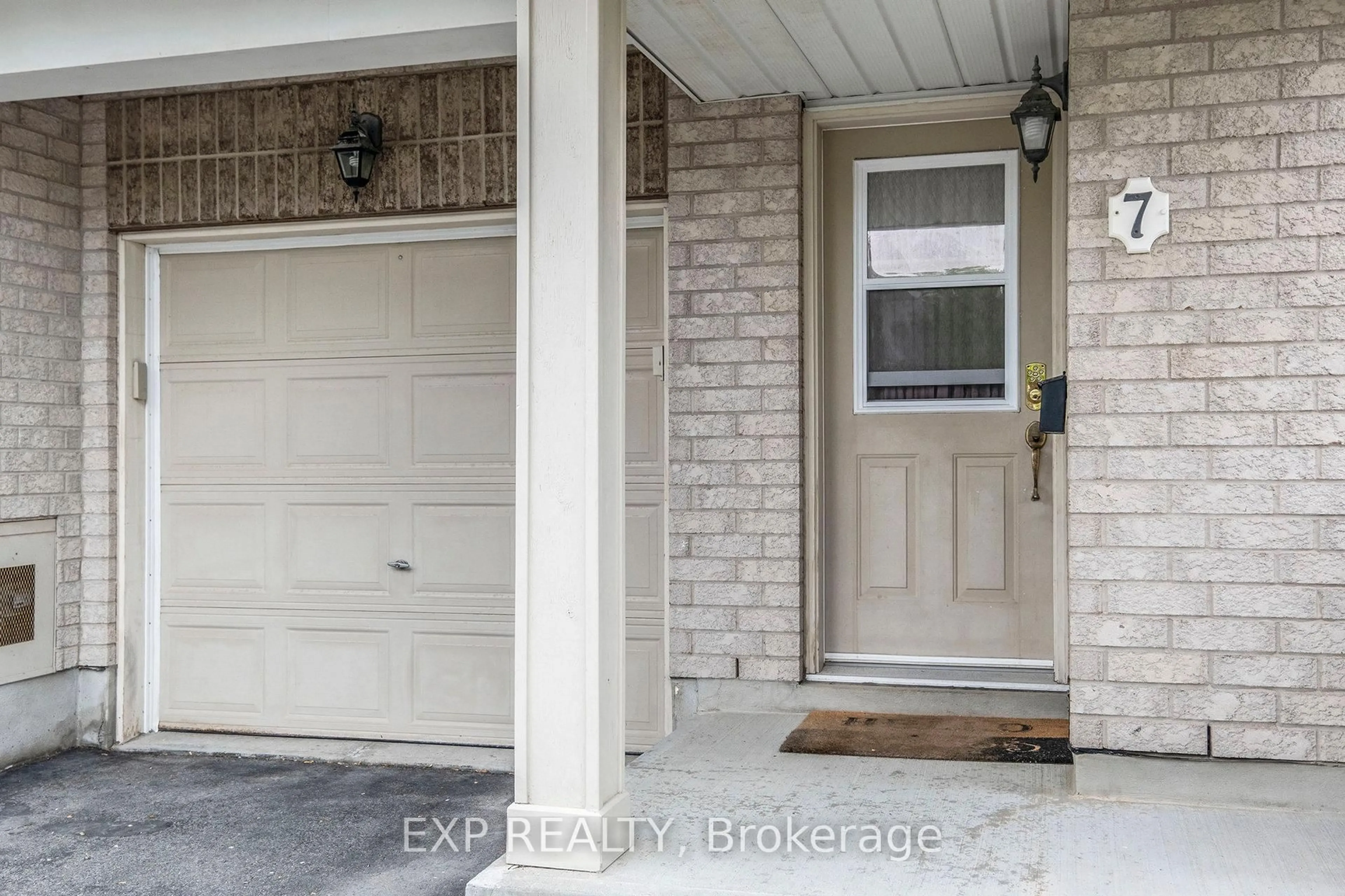Indoor entryway for 7 Marabrooke St, Ottawa Ontario K2G 7A1