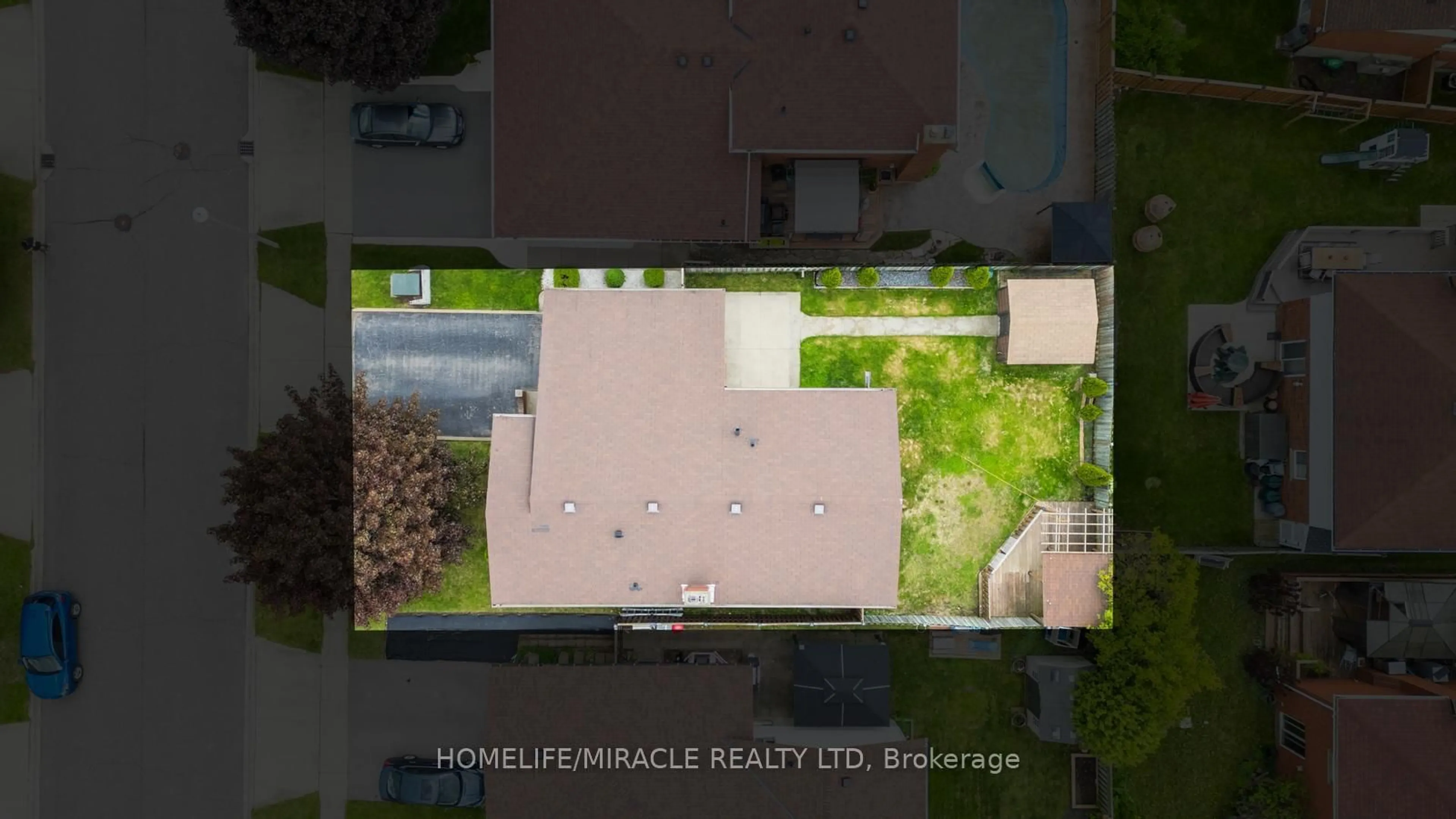 A pic from outside/outdoor area/front of a property/back of a property/a pic from drone, street for 39 Southview Cres, Cambridge Ontario N1P 1A3