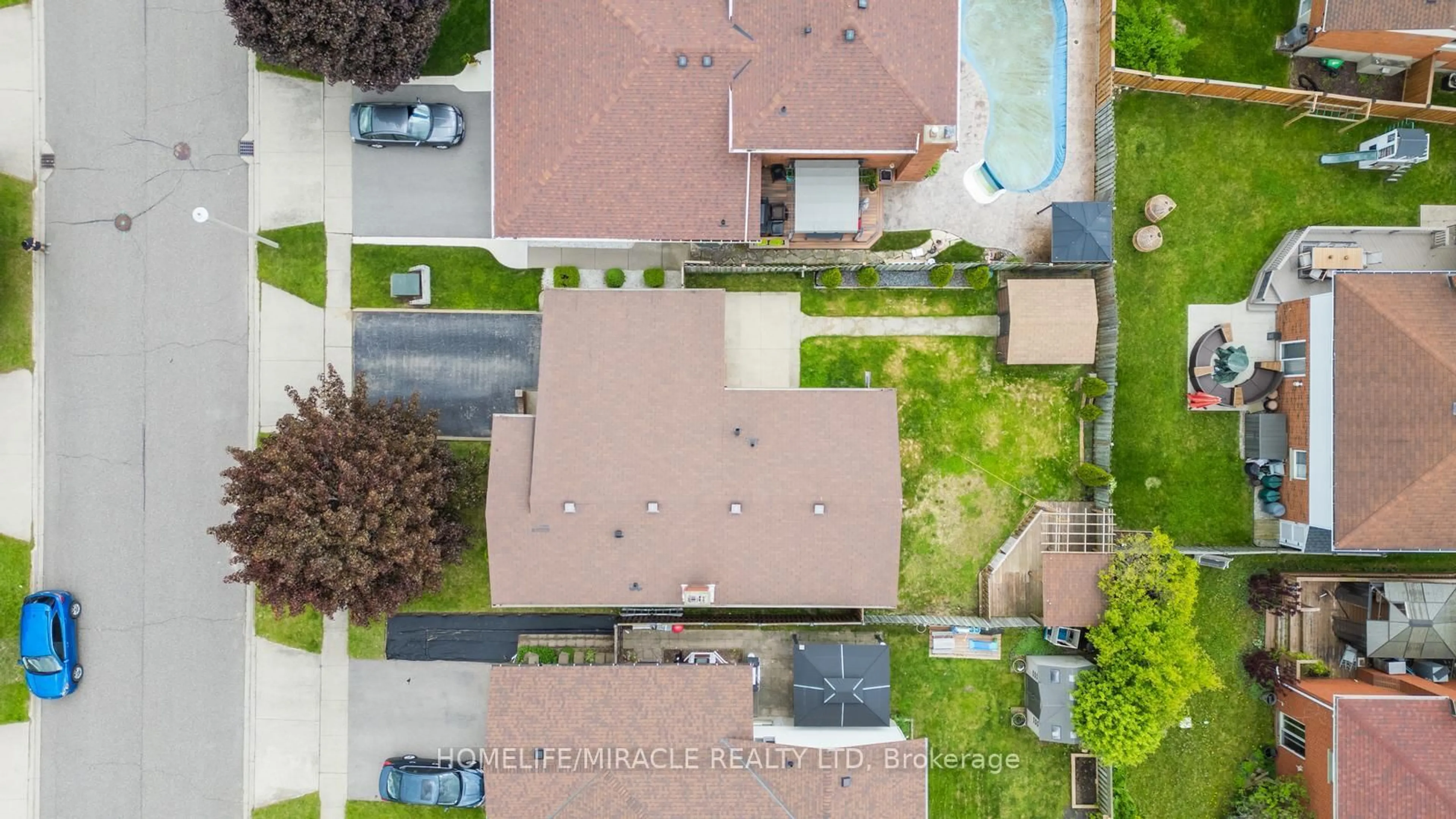 A pic from outside/outdoor area/front of a property/back of a property/a pic from drone, street for 39 Southview Cres, Cambridge Ontario N1P 1A3