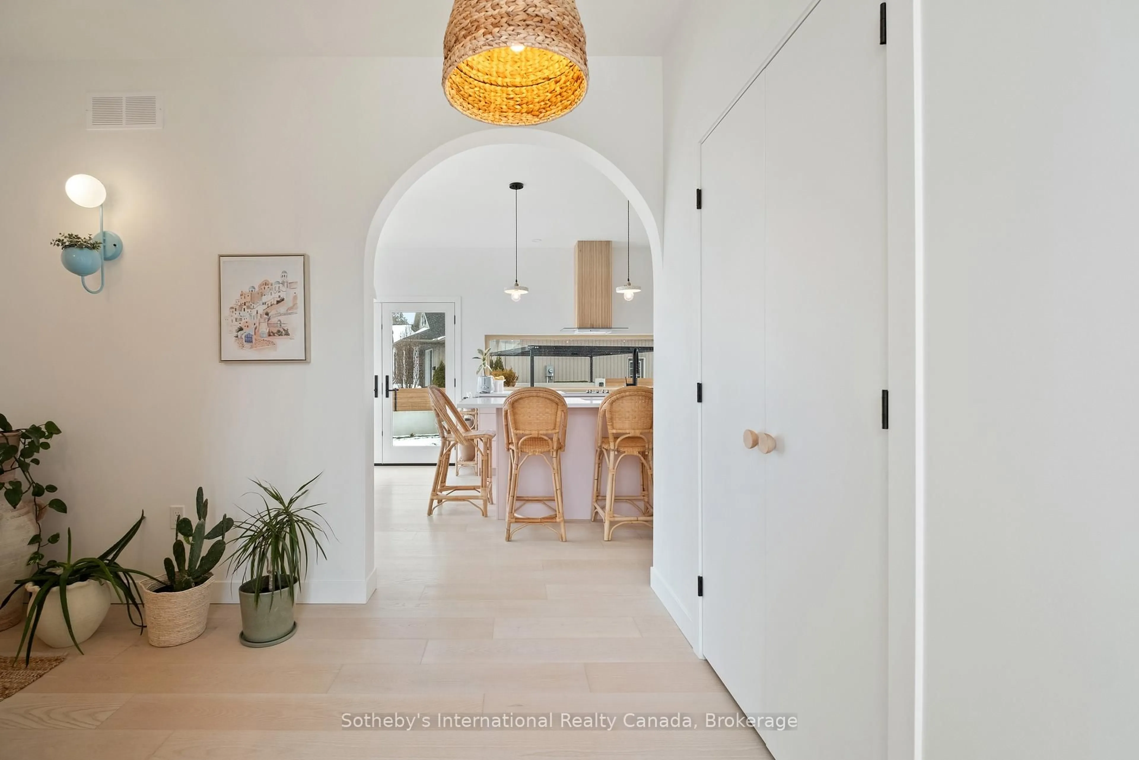 Indoor entryway for 24 William St, Tillsonburg Ontario N4G 1L8