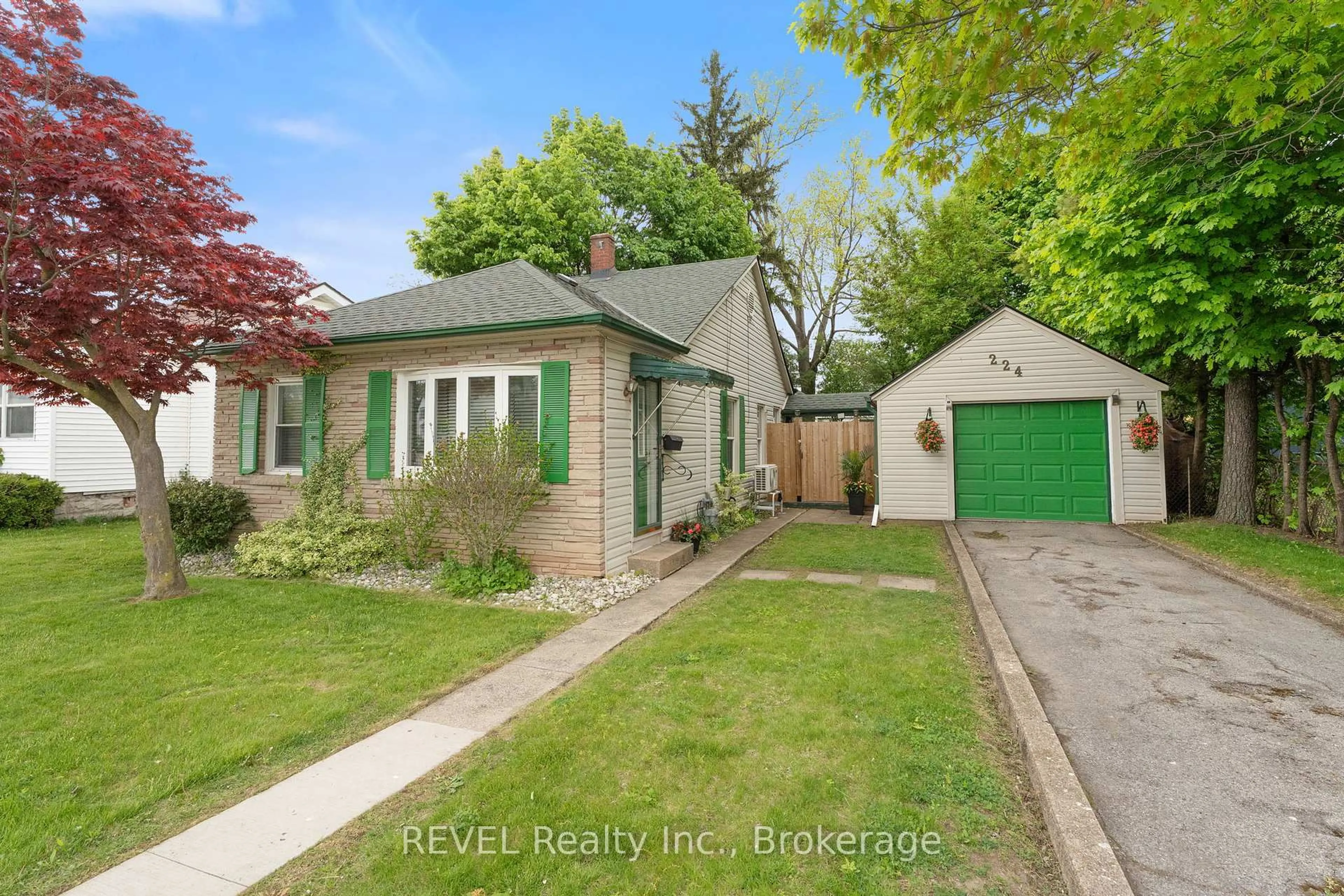 A pic from outside/outdoor area/front of a property/back of a property/a pic from drone, street for 224 Jarvis St, Fort Erie Ontario L2A 2S5