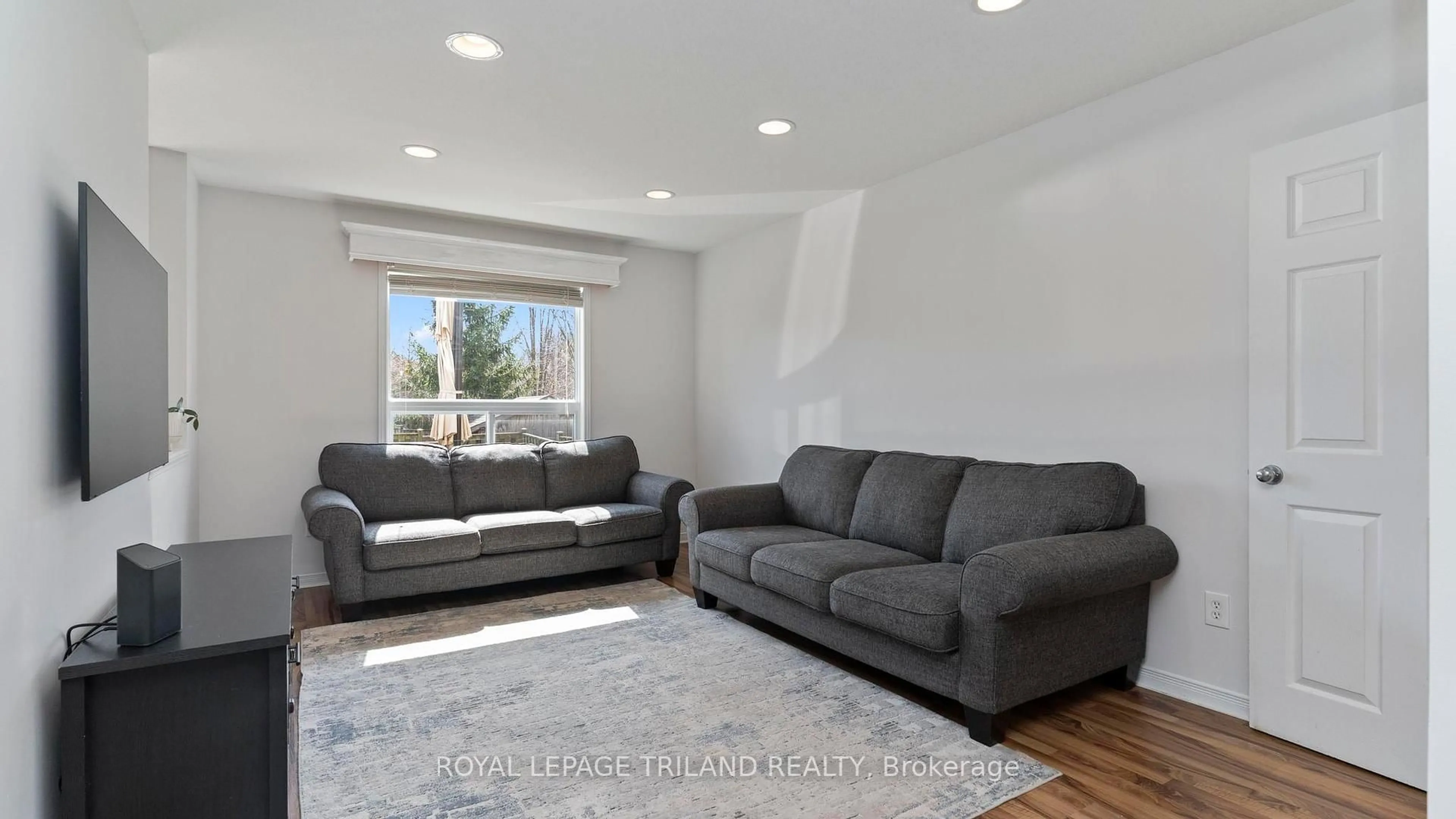 Living room with furniture, unknown for 815 SPRUCEWOOD Dr, London North Ontario N5X 4L8
