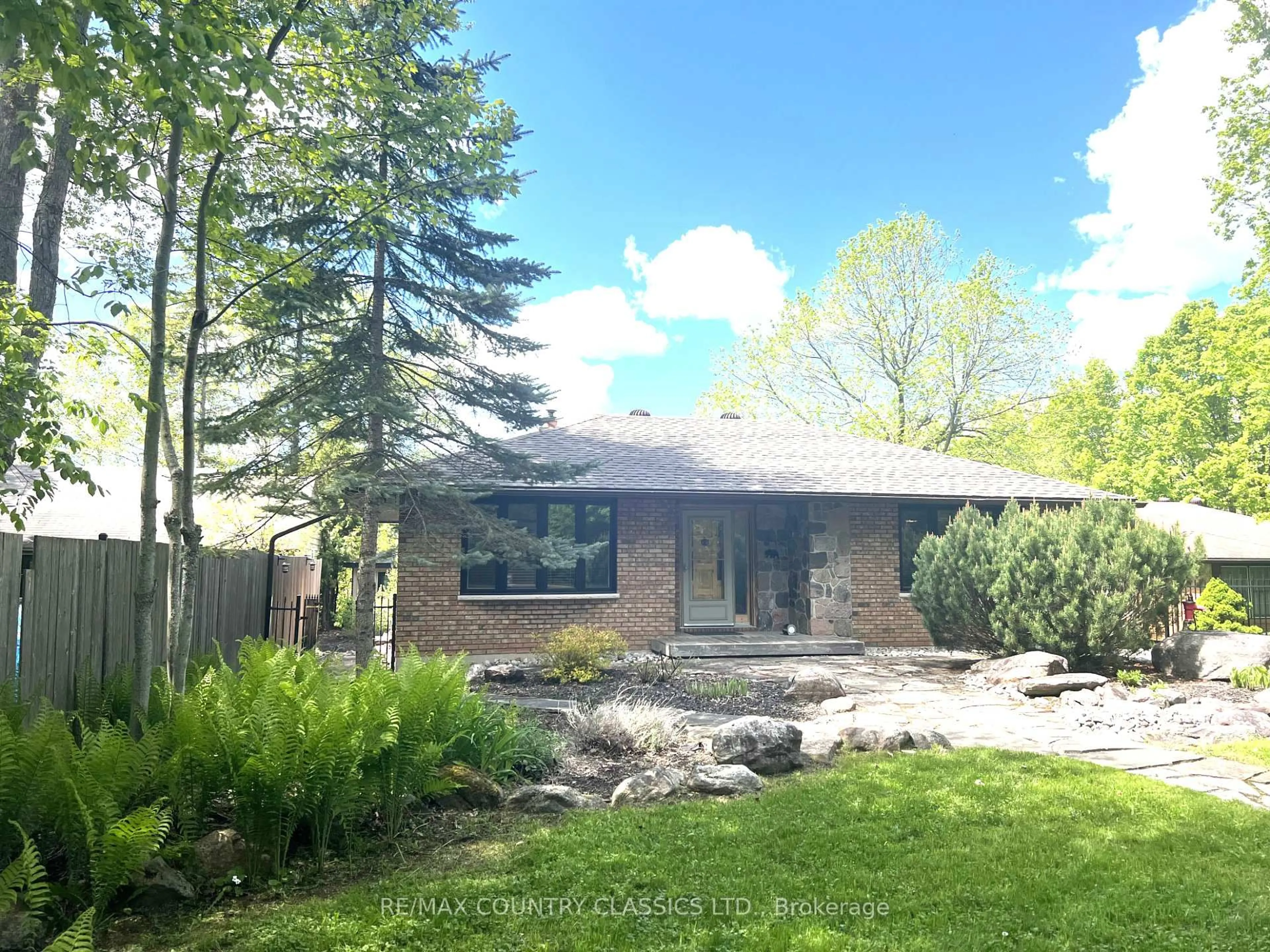 Home with brick exterior material, unknown for 90 Village St, Bancroft Ontario K0L 1C0