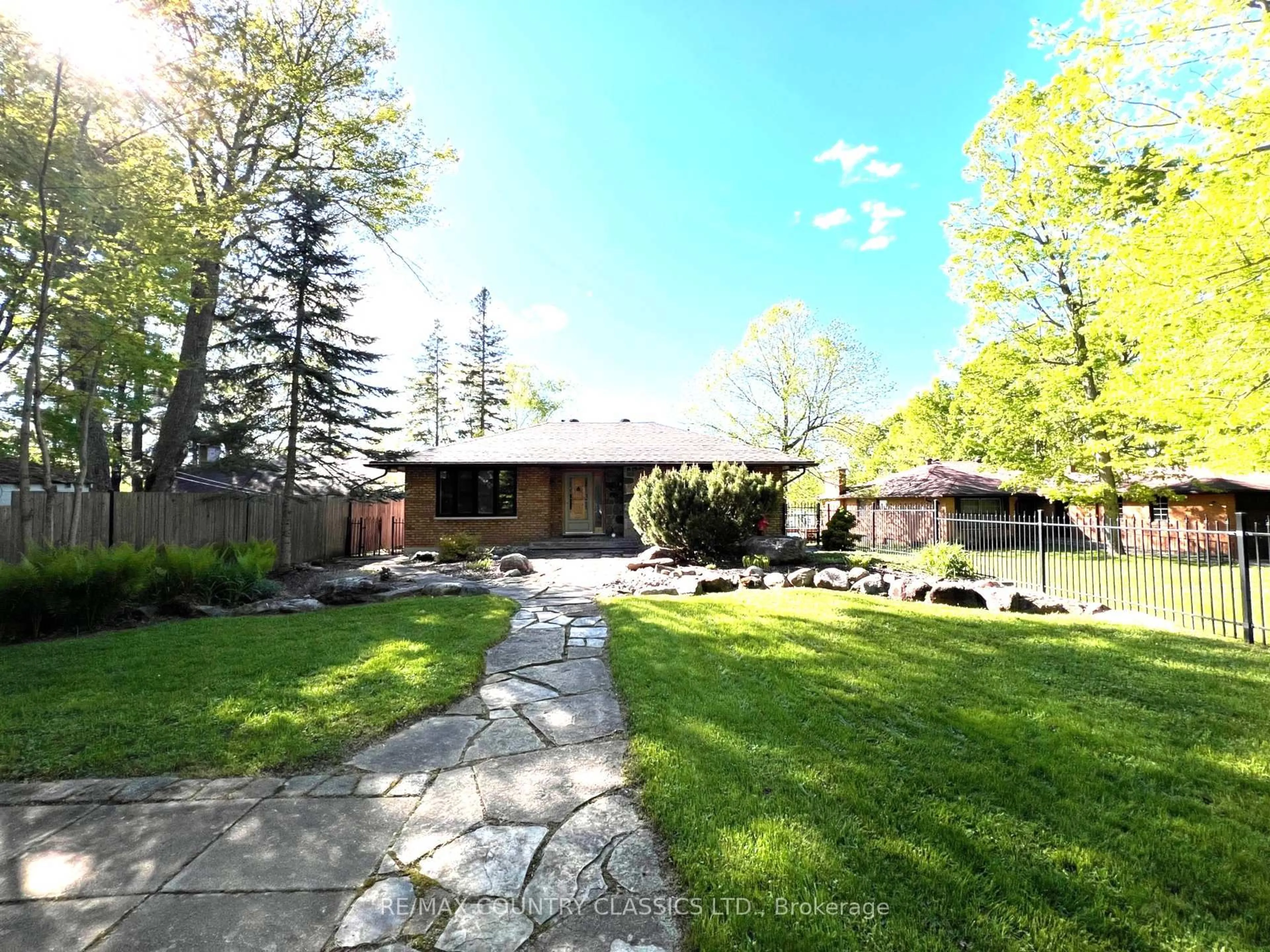 A pic from outside/outdoor area/front of a property/back of a property/a pic from drone, street for 90 Village St, Bancroft Ontario K0L 1C0