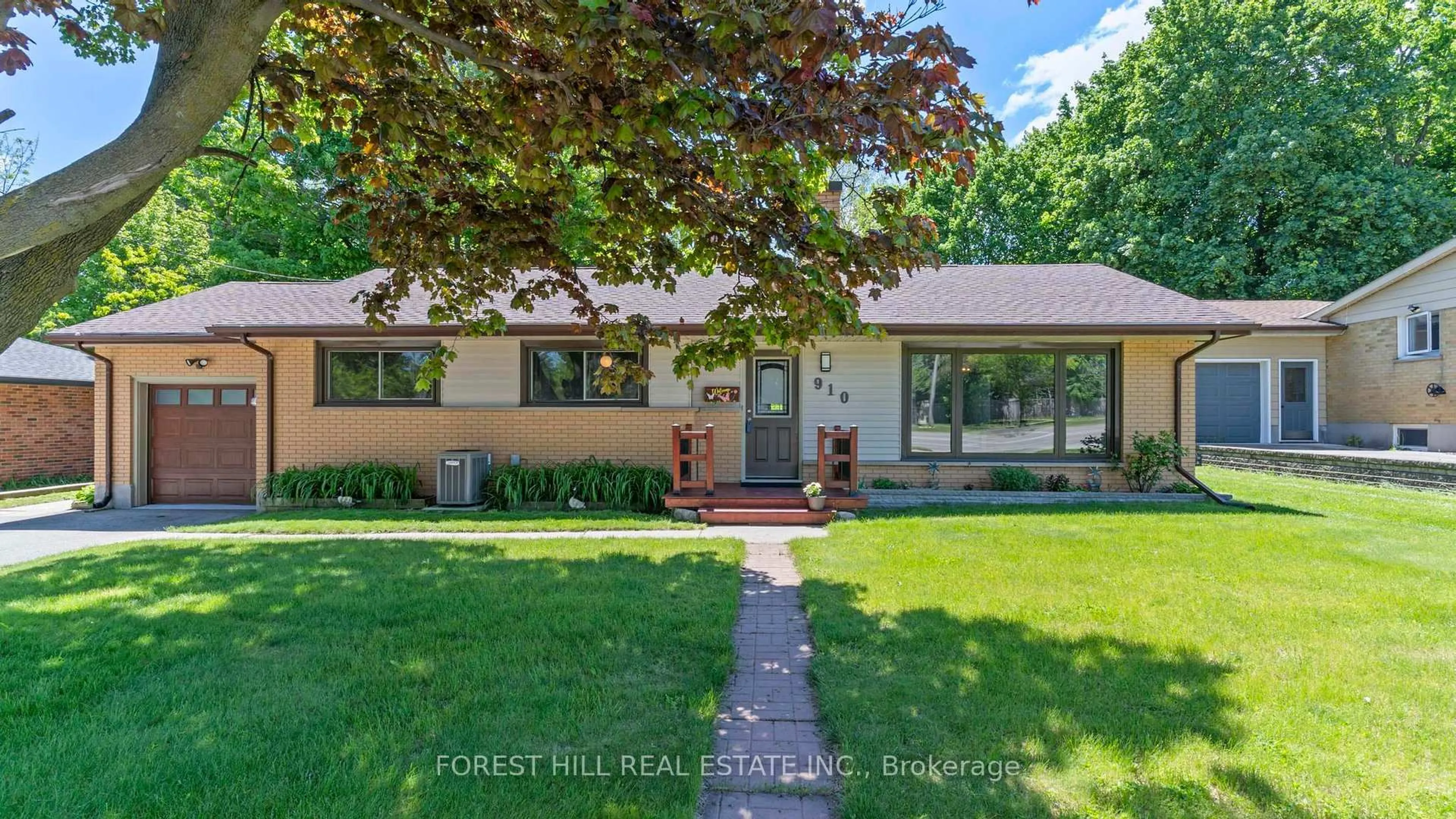 Home with vinyl exterior material, street for 910 Oxford St, London North Ontario N6H 1V3