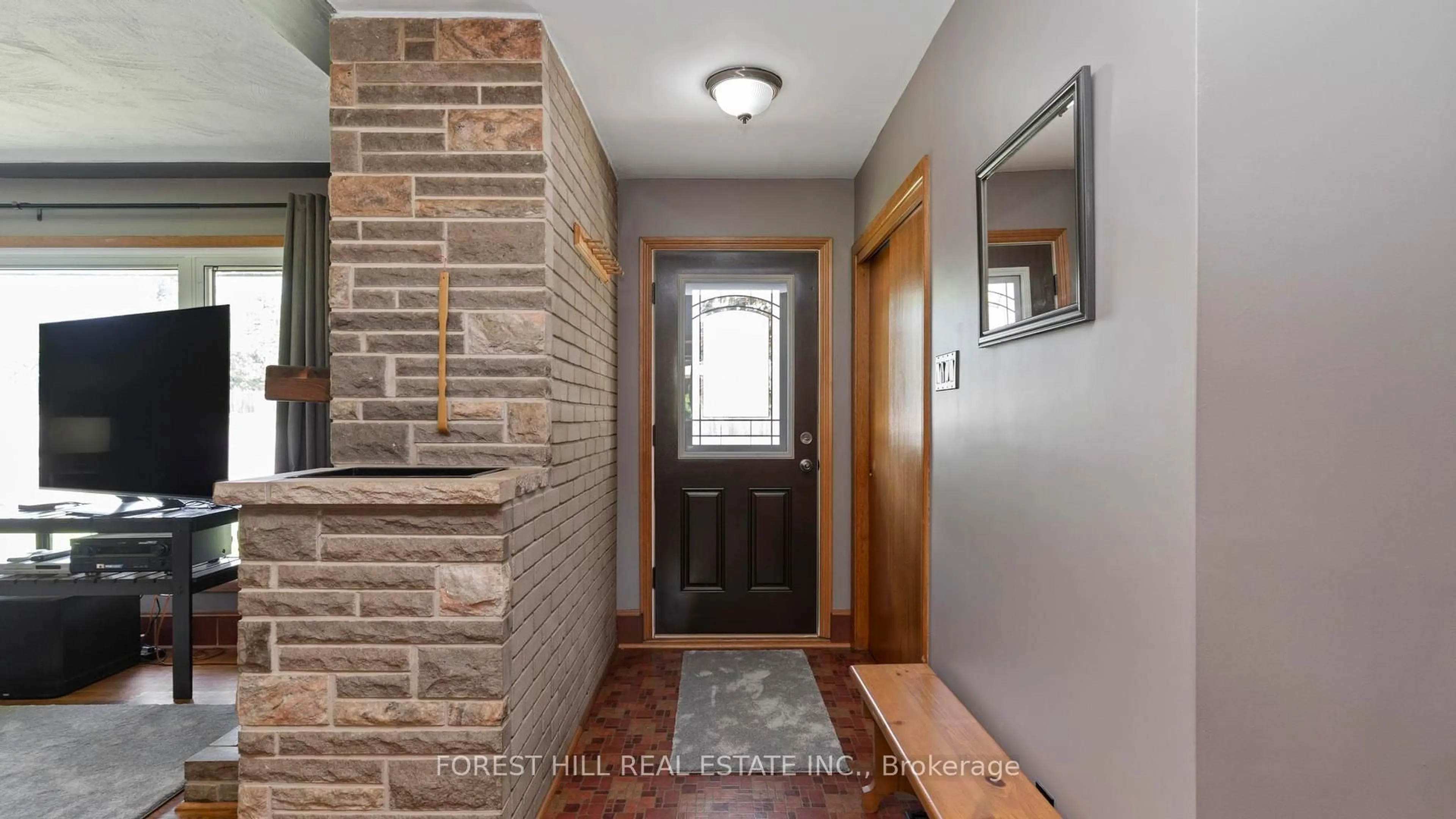 Indoor entryway for 910 Oxford St, London North Ontario N6H 1V3
