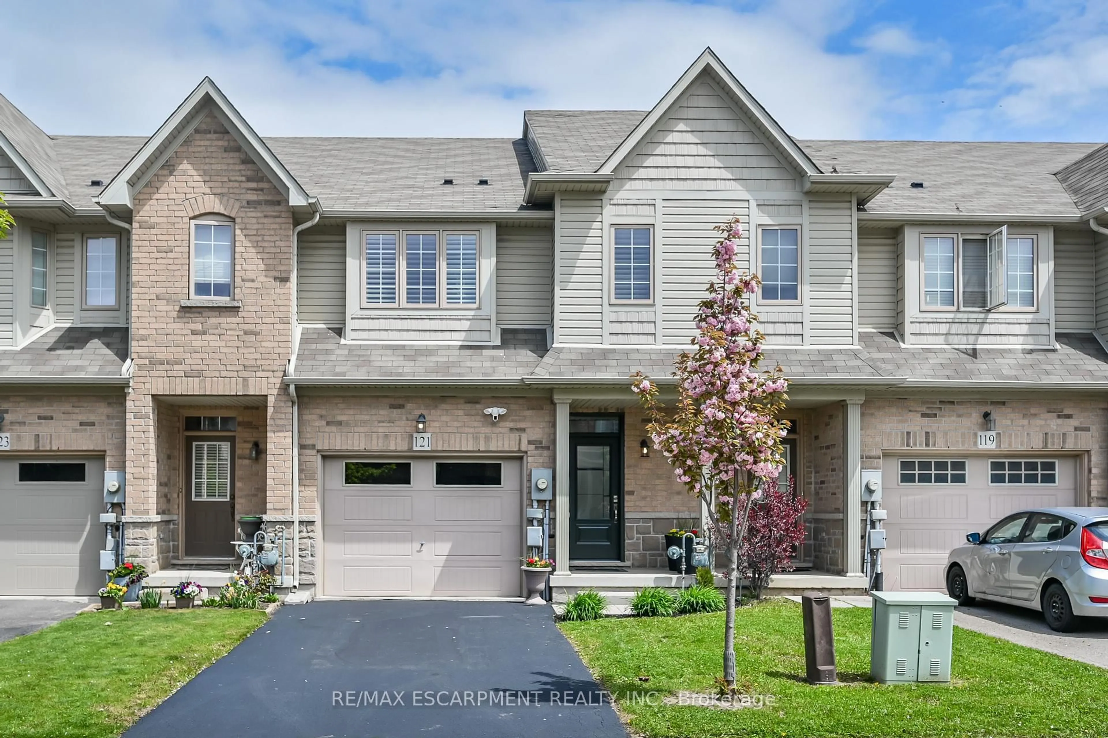 Home with brick exterior material, street for 121 Bankfield Cres, Hamilton Ontario L8J 0B9