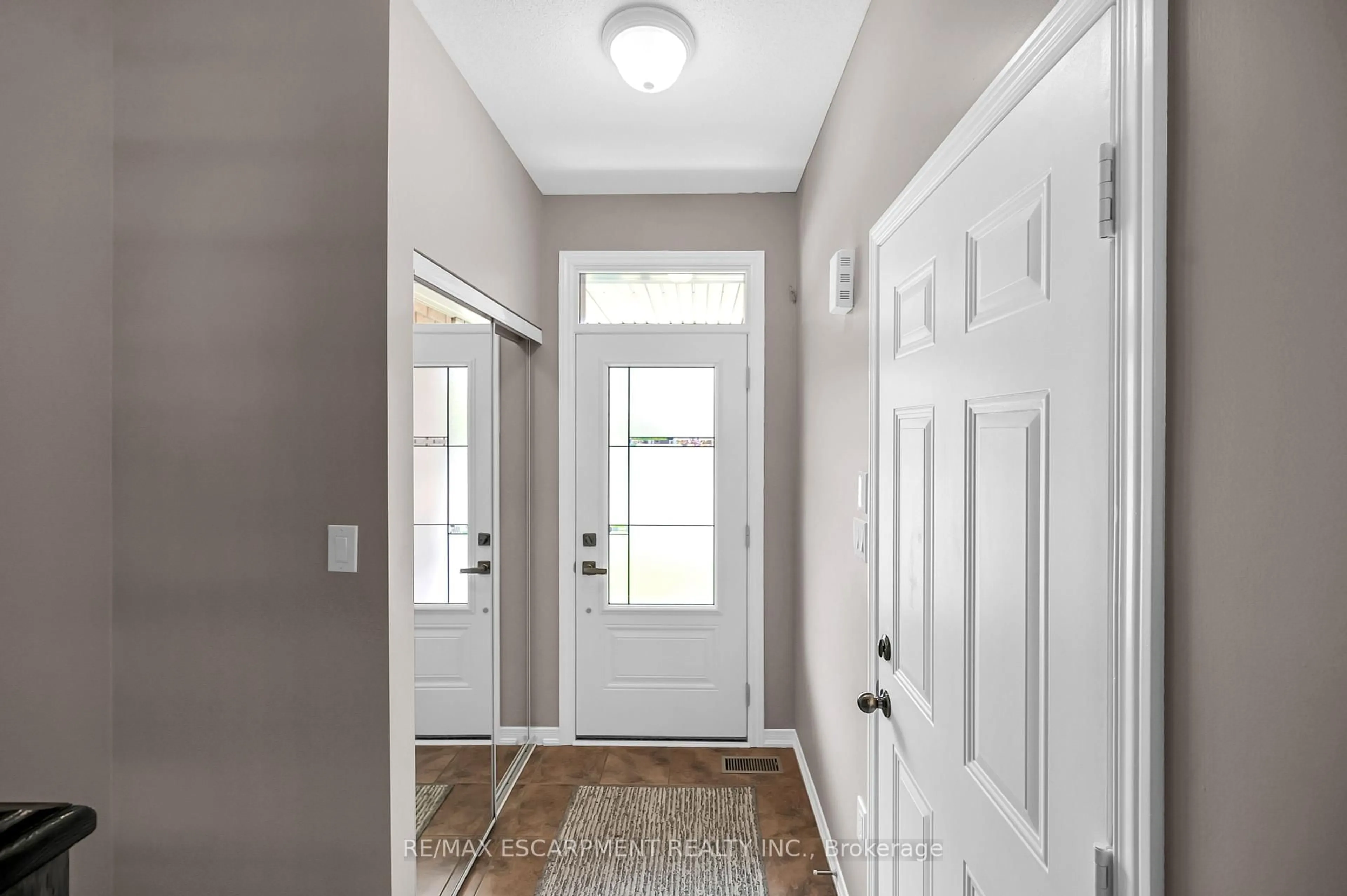 Indoor entryway for 121 Bankfield Cres, Hamilton Ontario L8J 0B9