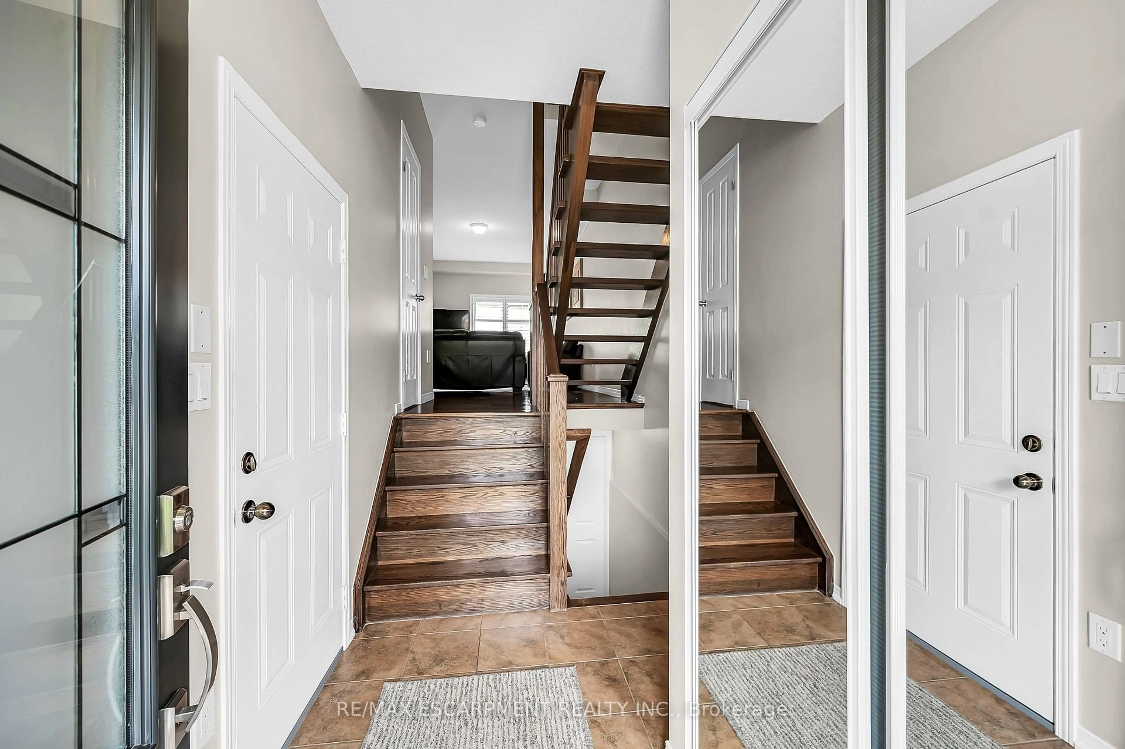 Indoor entryway for 121 Bankfield Cres, Hamilton Ontario L8J 0B9