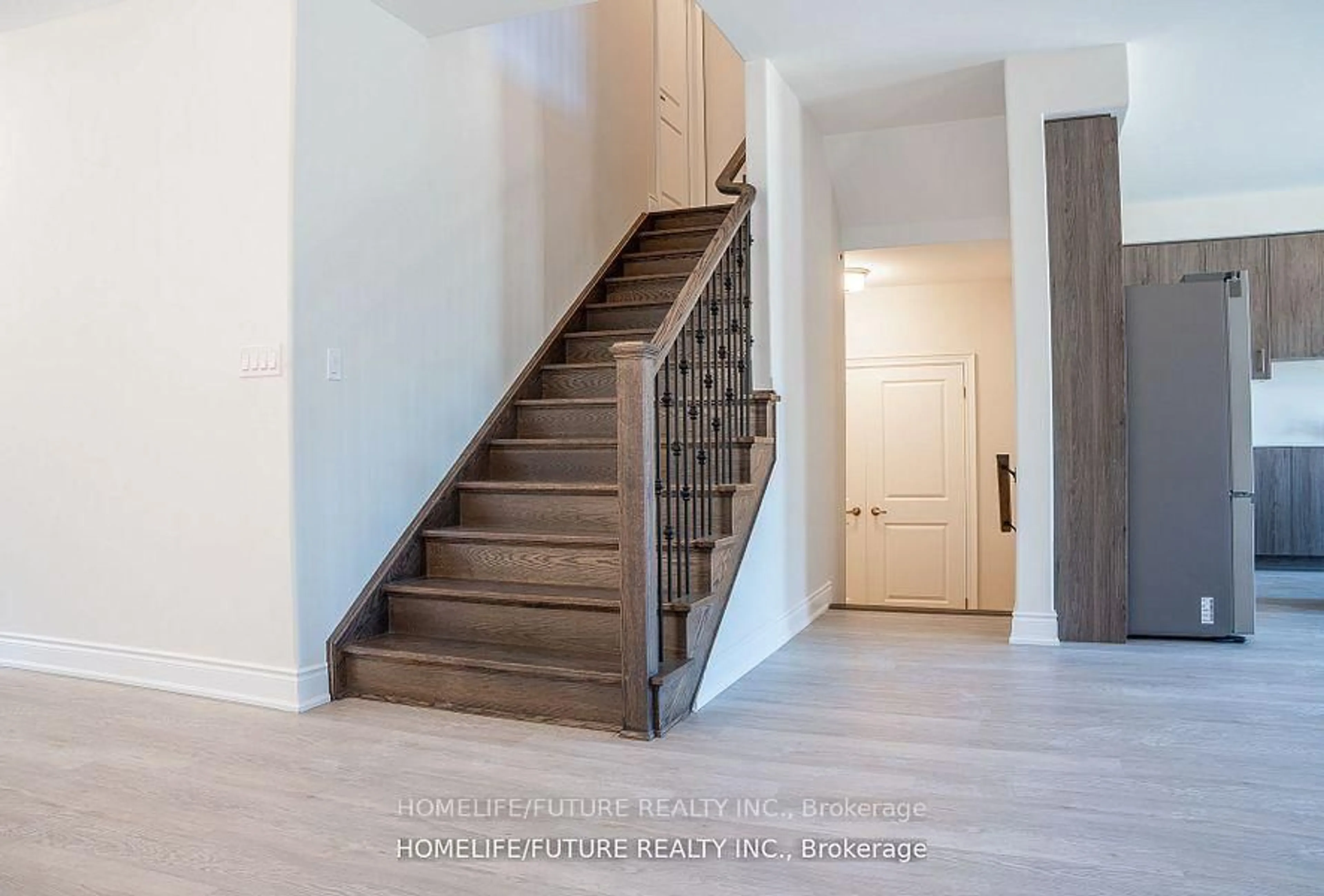 Indoor entryway for 206 MALLORY Terr, Peterborough North Ontario K9H 0C4