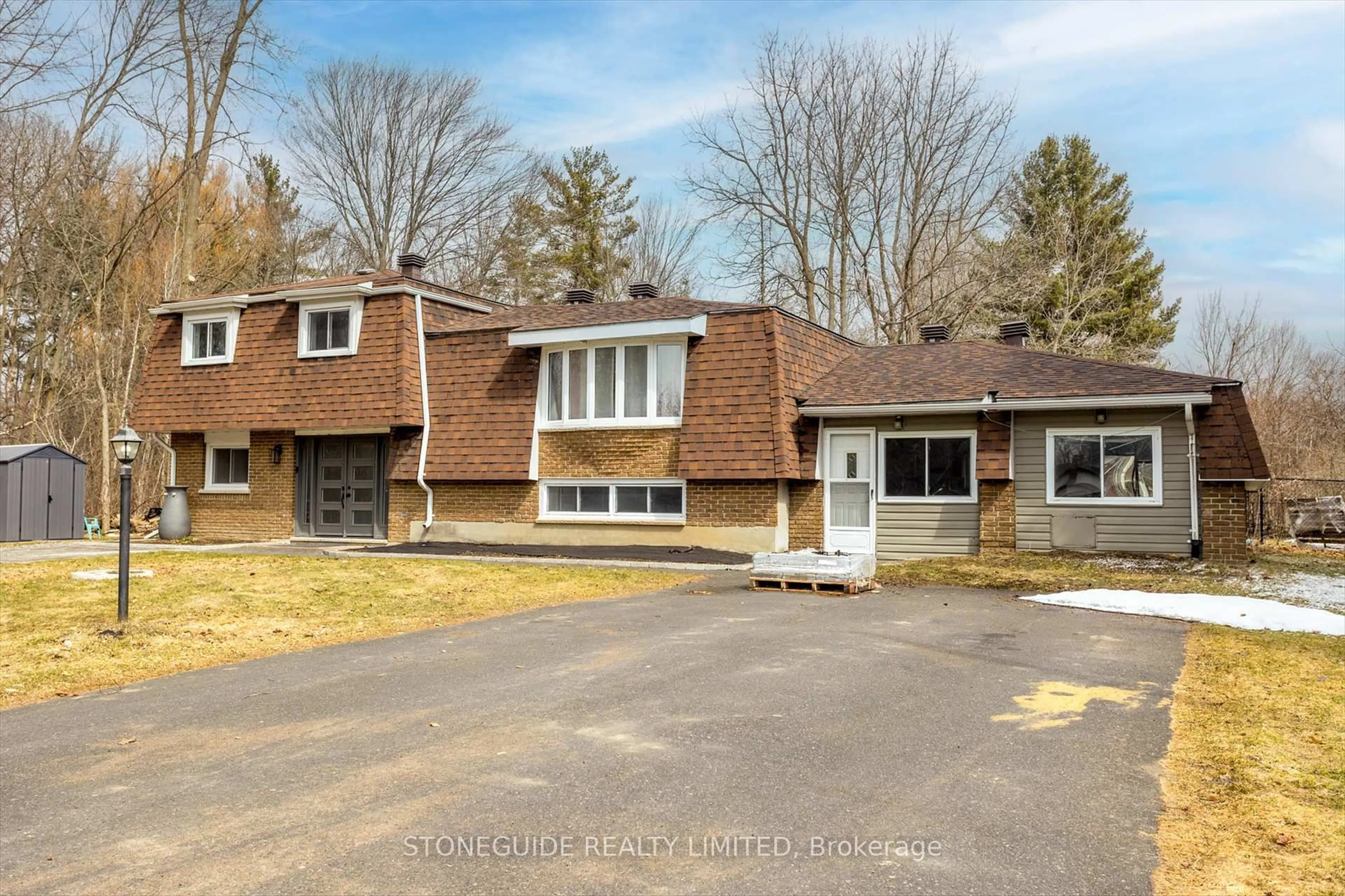 A pic from outside/outdoor area/front of a property/back of a property/a pic from drone, street for 2515 Edgewood Park, Cavan Monaghan Ontario L0A 1C0