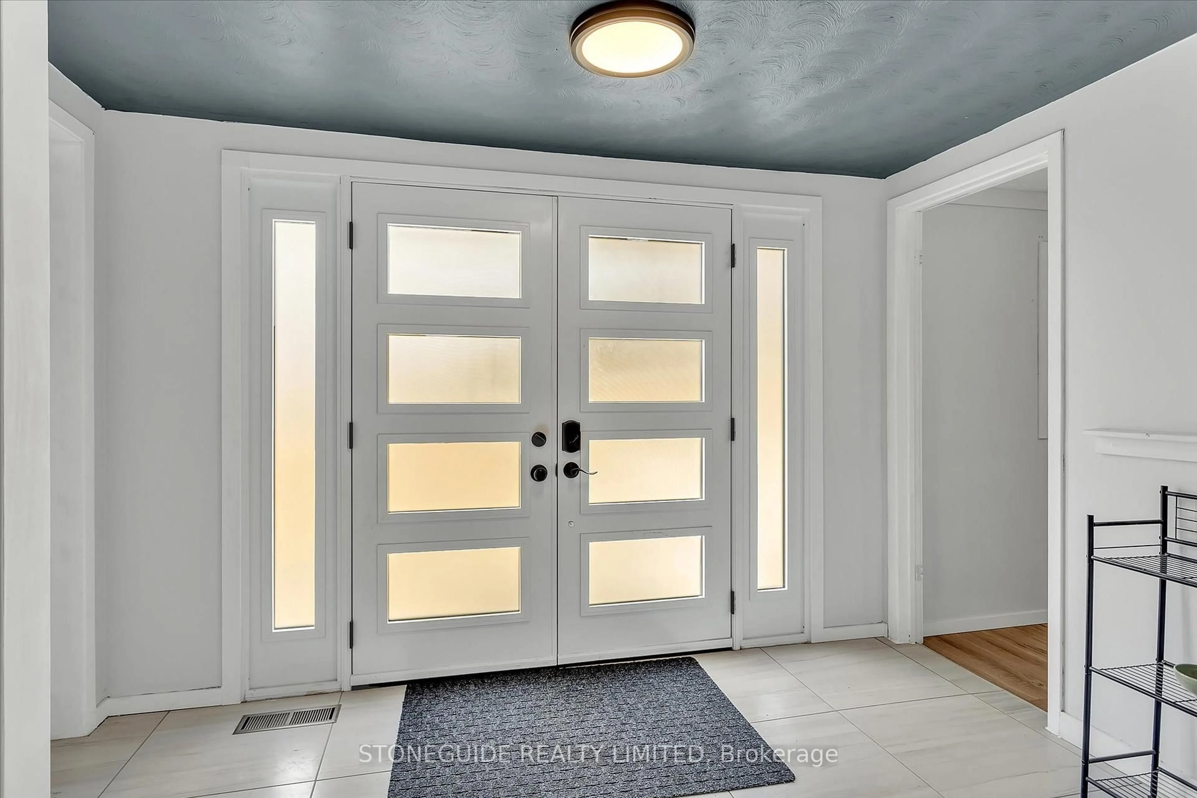Indoor entryway for 2515 Edgewood Park, Cavan Monaghan Ontario L0A 1C0